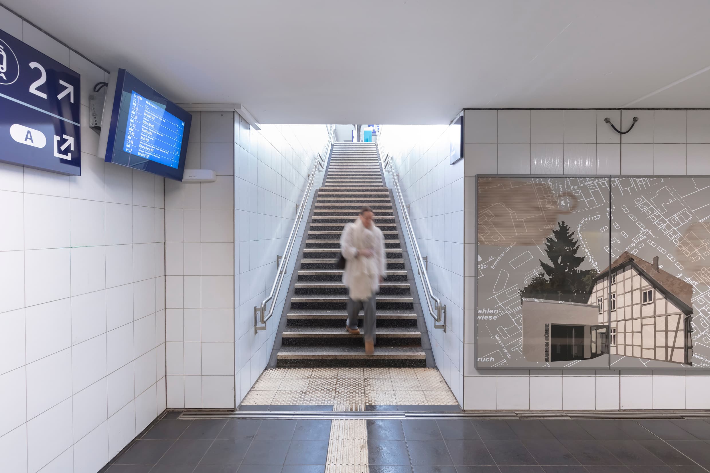 Neue Zuganzeiger im Personentunnel.