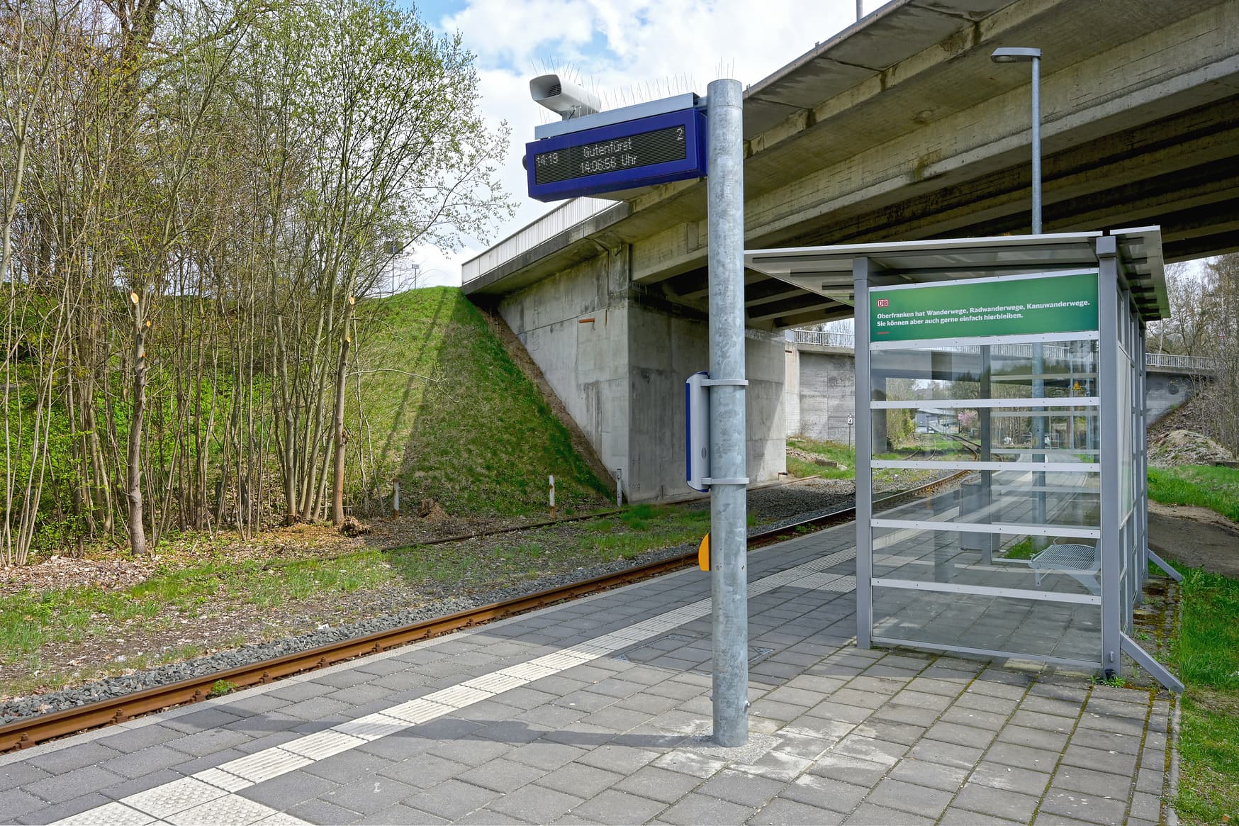 Blick auf zweizeiligen dynamischen Schriftanzeiger (DSA+) an einem Bahnsteig.
