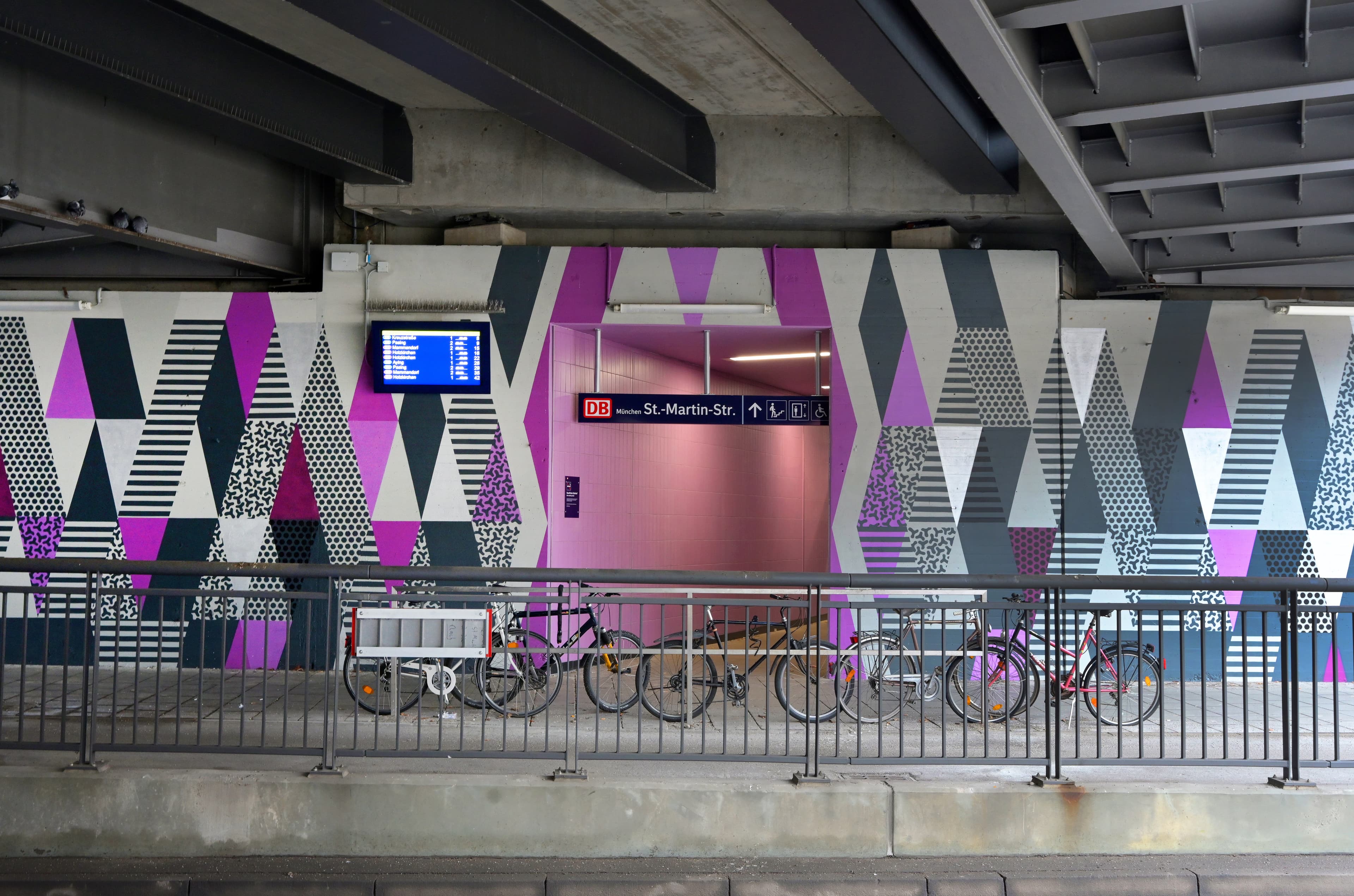 Der Blick auf die Wandgestaltung der Personenunterführung des Bahnhofs München St Martin Straße nach der Aufwertung im Rahmen des Konzepts Zukunftsbahnhof (ZKB) durch verschiedene bauliche und gestalterische Maßnahmen.