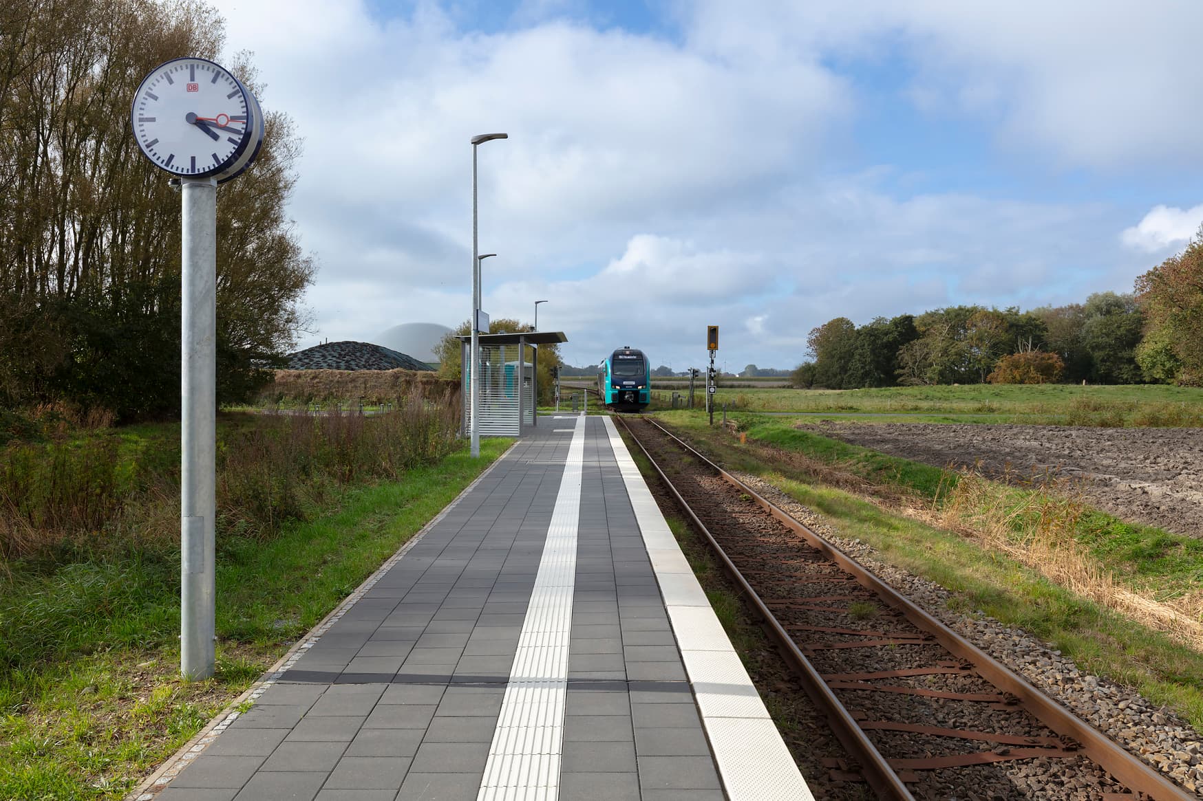 Bahnhofsuhr am Bahnsteig mit taktilem Leitsystem.