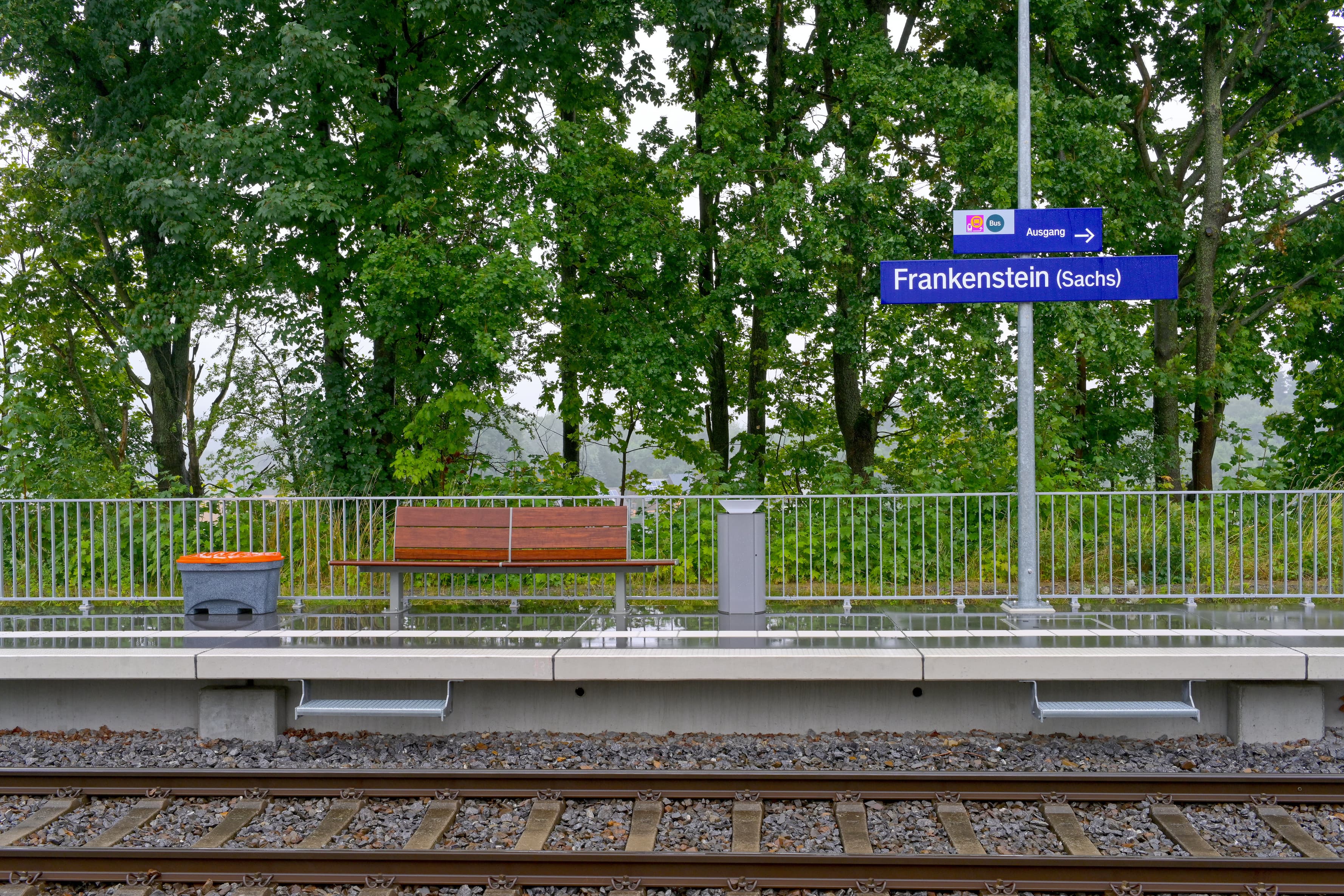 Zu sehen ist eine der neuen Sitzbänke in Holzoptik.