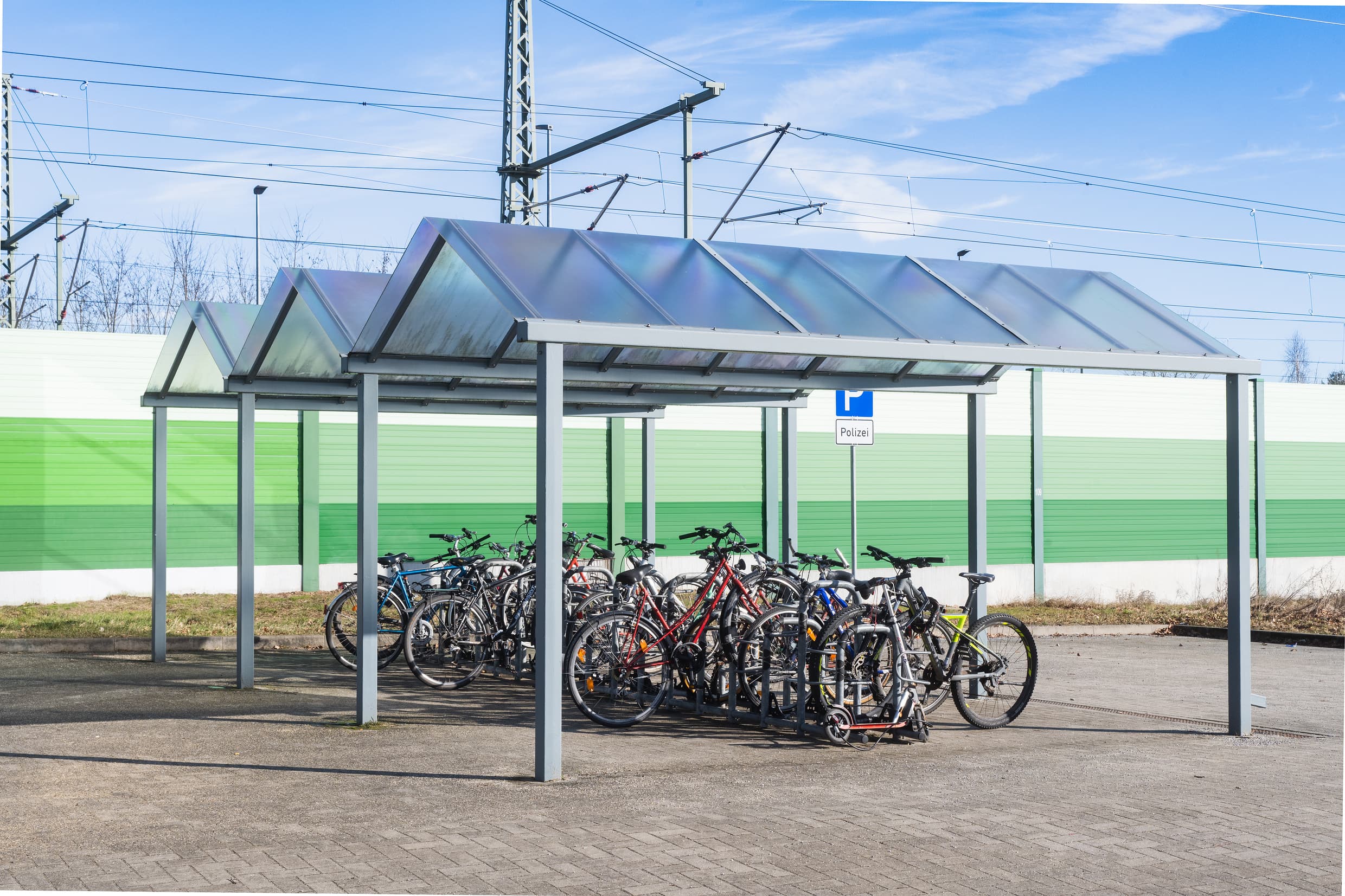 Überdachte Fahrradabstellanlage mit sehr vielen Fahrrädern