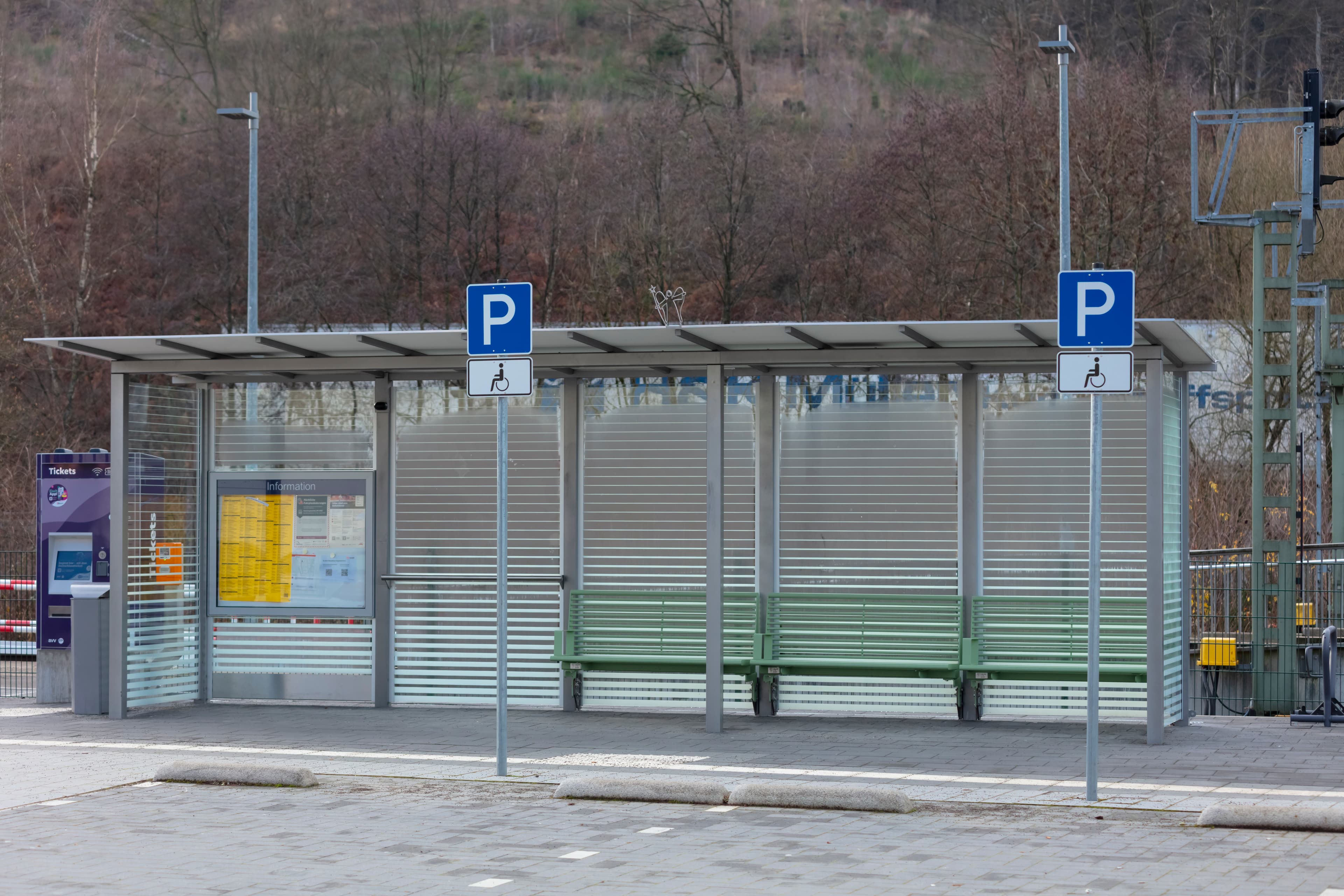 Blick auf das große lichtdurchlässige Wetterschutzhäuschen mit den komfortablen Sitzmöglichkeiten und der neuen Fahrrad Reihenbügelanlage im Vordergrund.