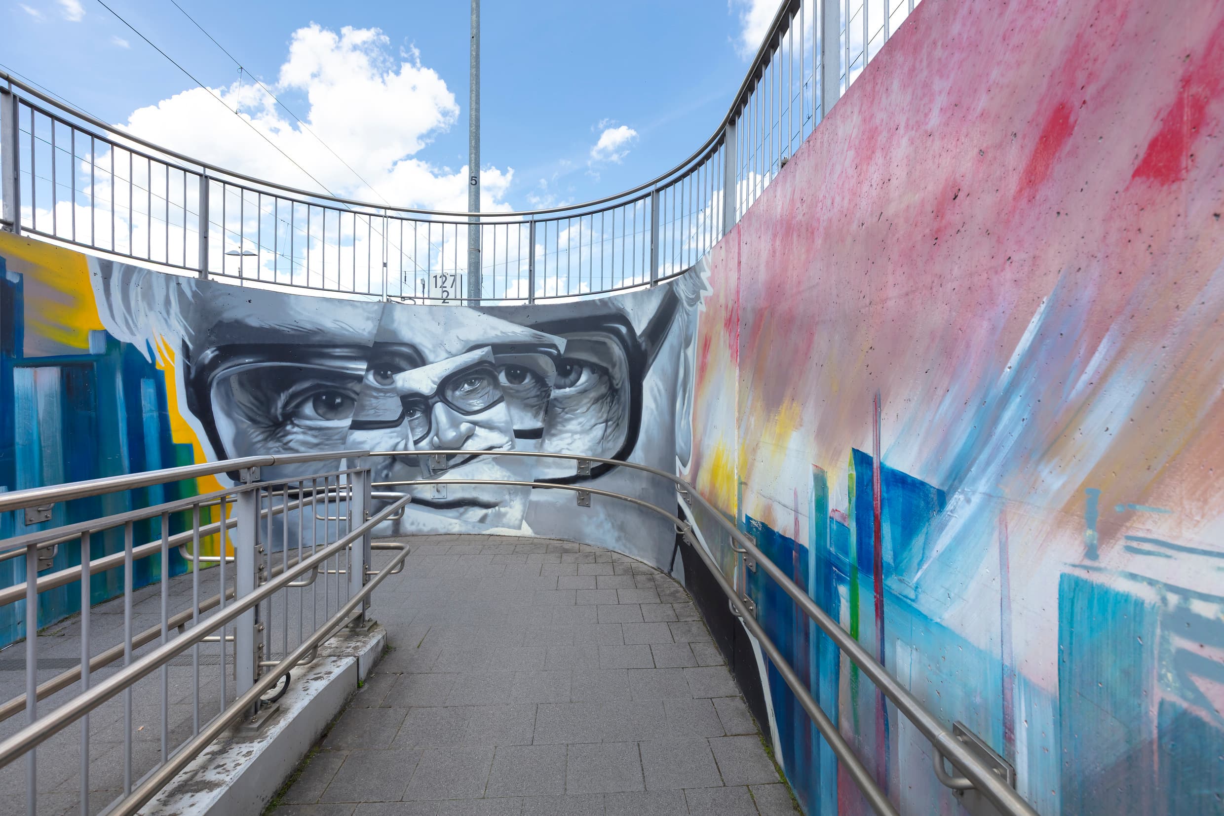 Die neue künstlerische Wandgestaltung zu Konrad Zuse in den sanierten Zugängen zur Personenunterführung (PU) am Bahnhof Hünfeld.