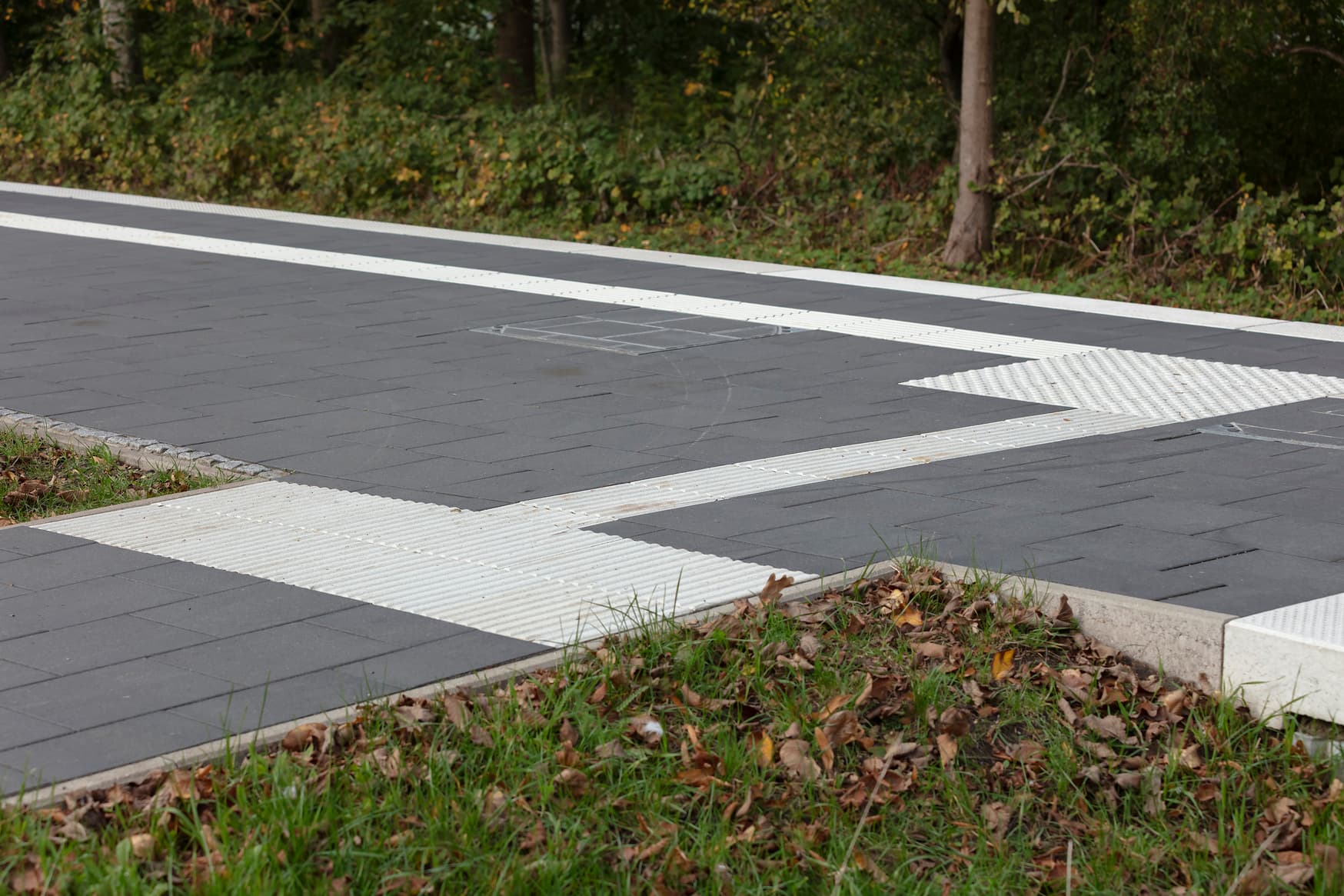 Bahnsteigzugang mit dem taktilen Leitsystem