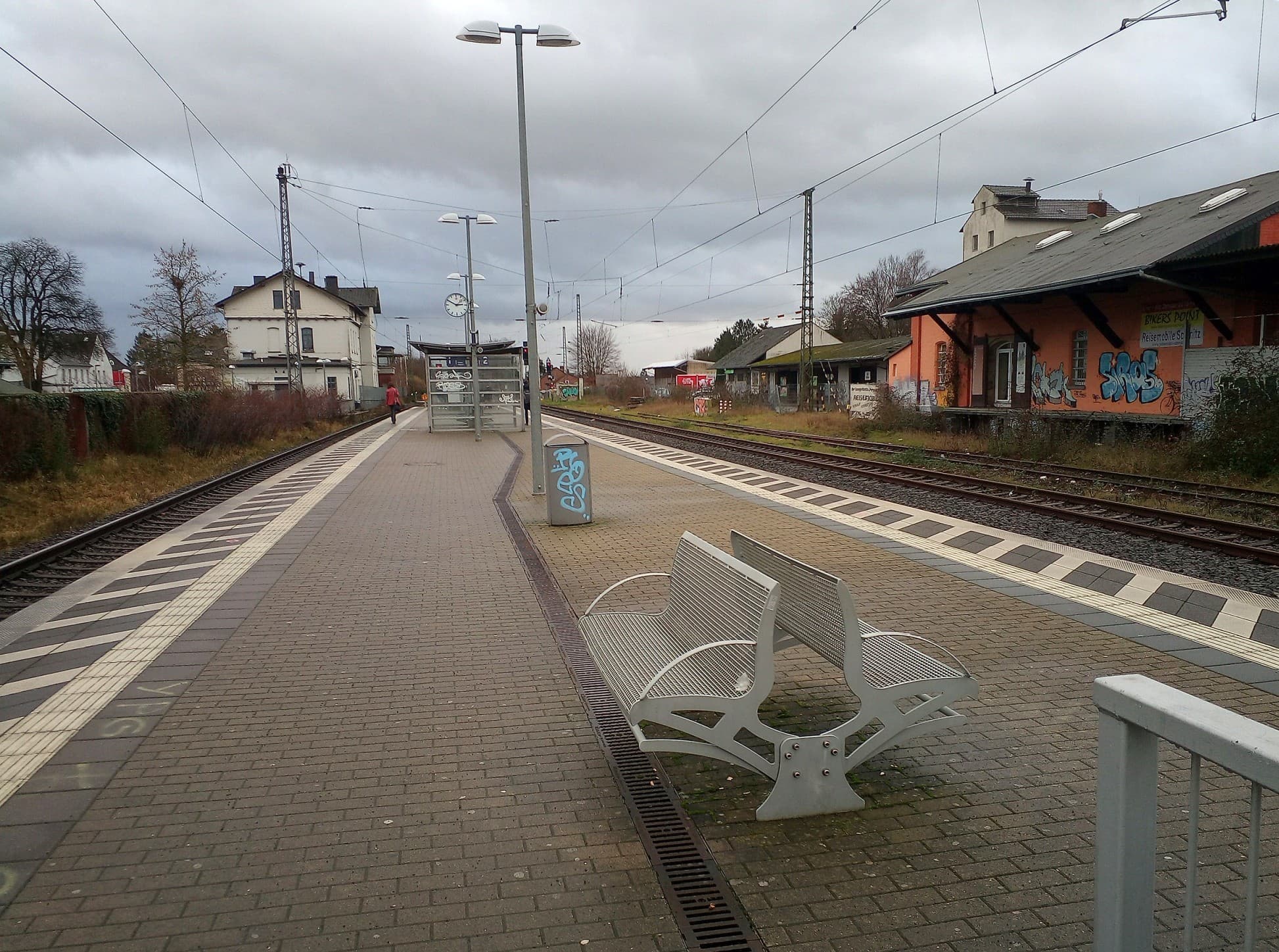 Bahnsteig mit einer Sitzbank vor der Neugestaltung.