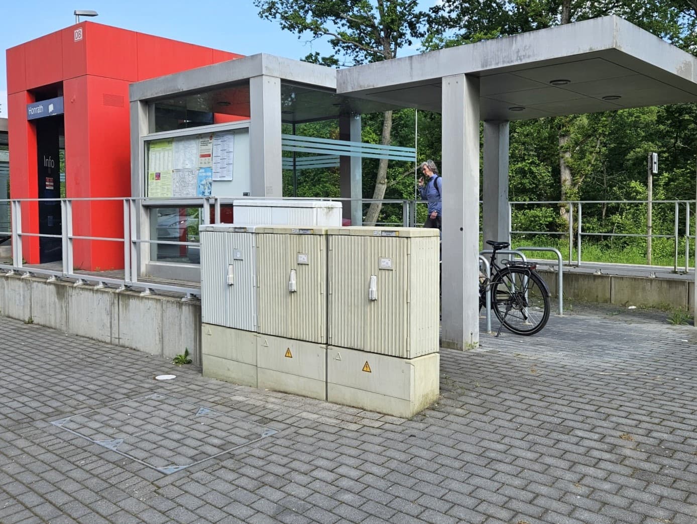 Die Verteilerkästen am Bahnhof vor der Neugestaltung. Im Hintergrund befindet sich der DB-Pluspunkt.