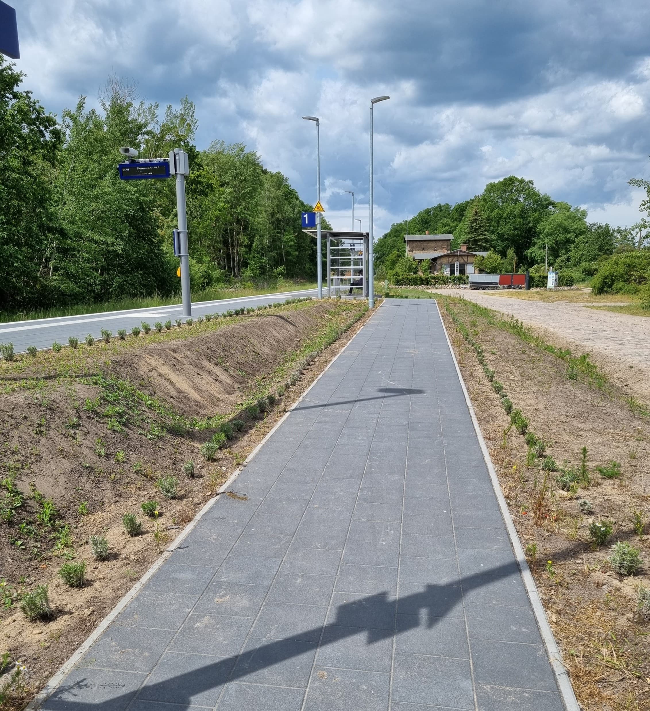 Ein neuer Zugangsweg führt zum Bahnsteig.