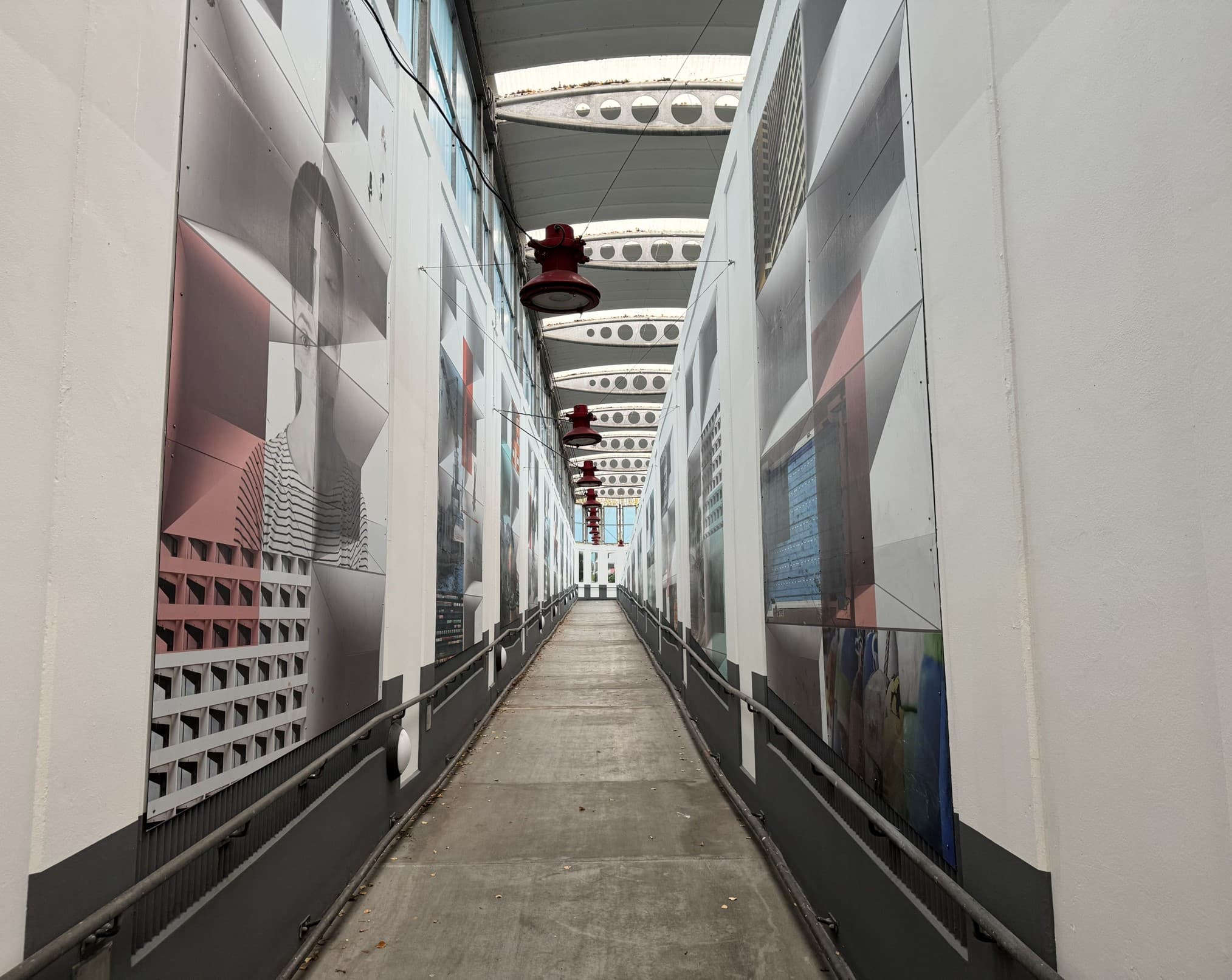 Blick entlang der Fahrradrampe nach dem Umbau. Wände und Boden sind sauber, die Lampen hängen alle gerade und der Weg ist frei von Hindernissen. 