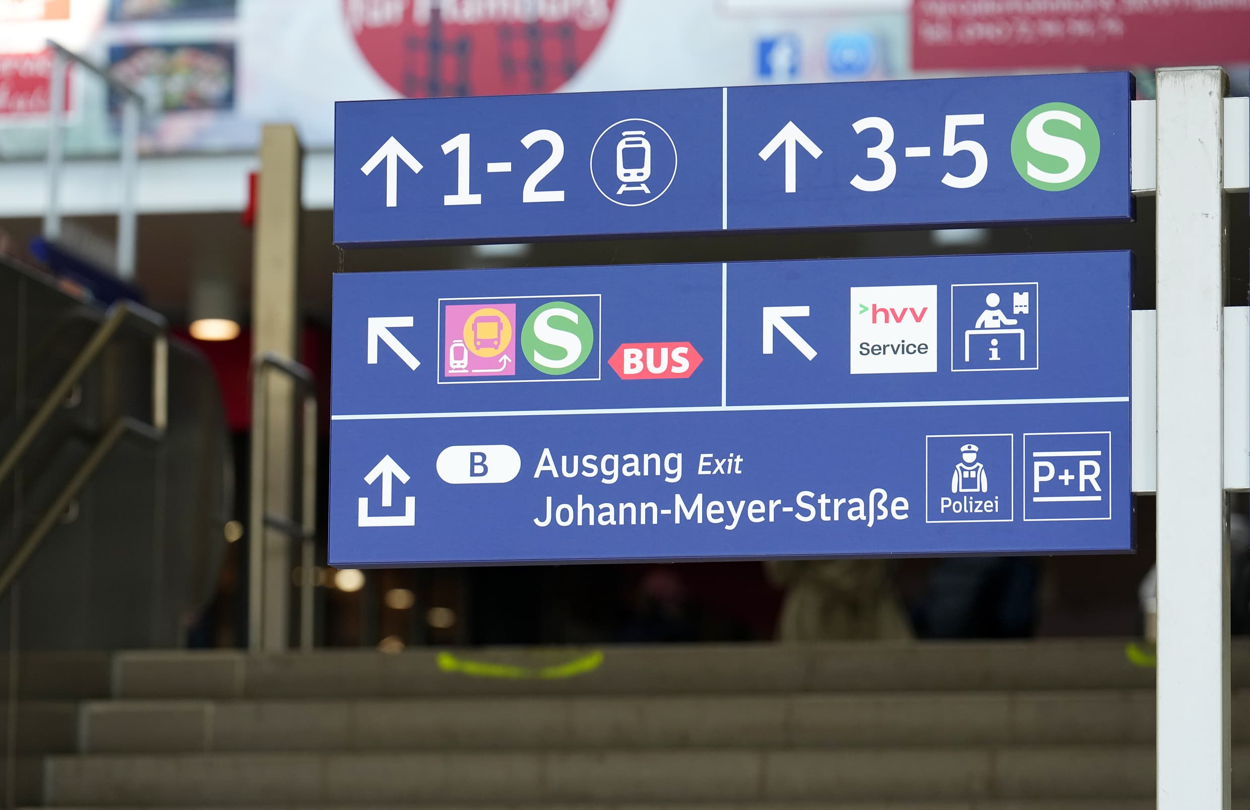 Neue Beschilderung am Bahnhof.
