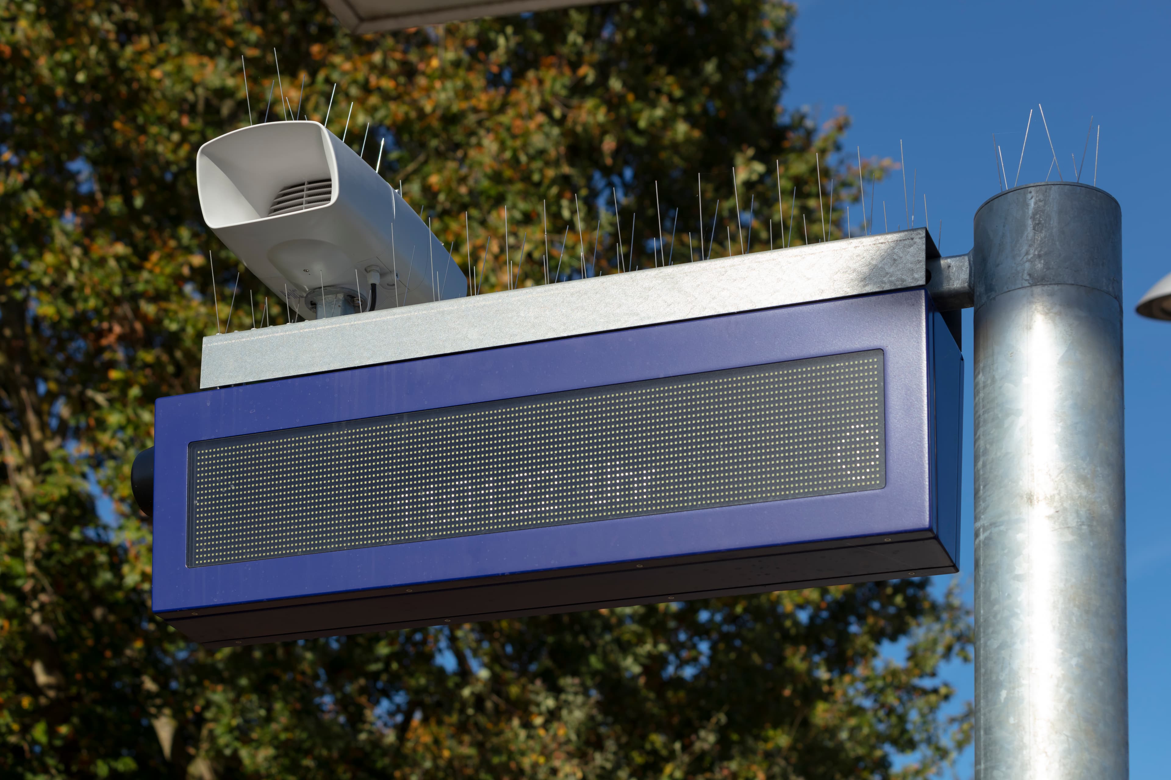 Durch den Austausch des alten dynamischen Schriftanzeigers gegen den modernen dynamischen Schriftanzeiger Plus (DSA+), können dem Reisenden mehr Züge dargestellt werden.