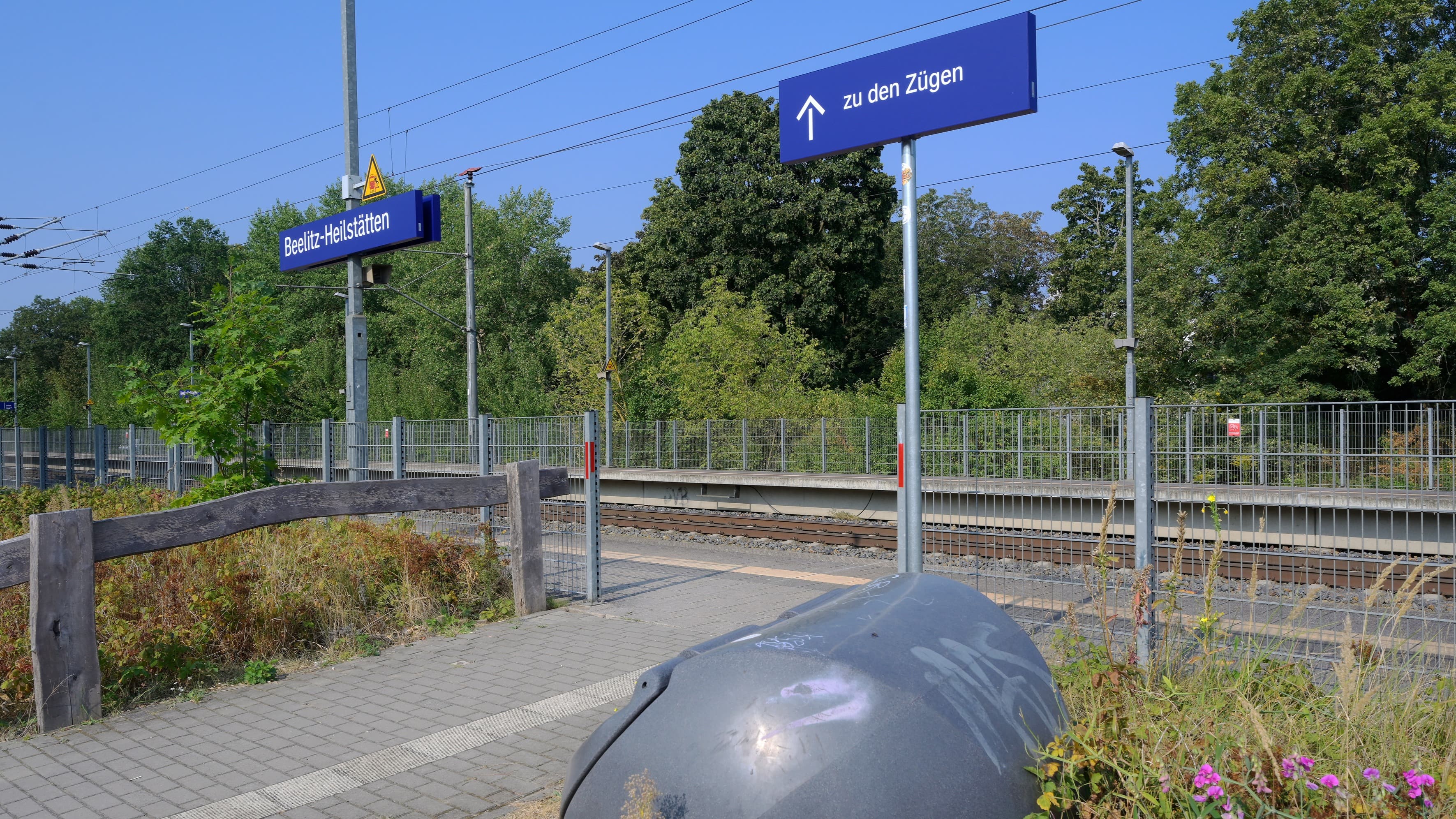 Der Weg zu einem Bahnsteig wird blauen Orientierungsschildern rechts und links beschrieben.
