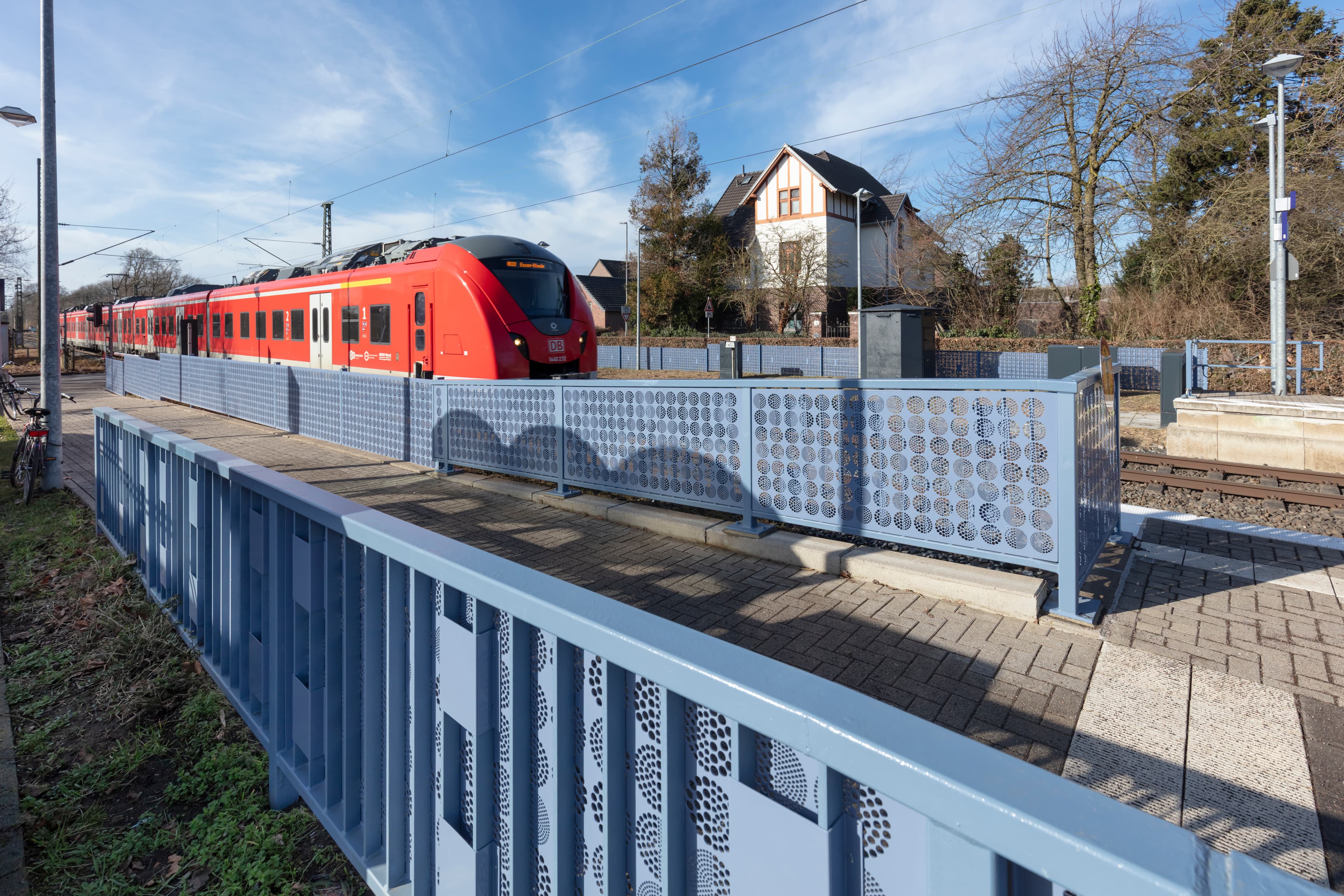Blaues Metallgeländer und Lochblech.