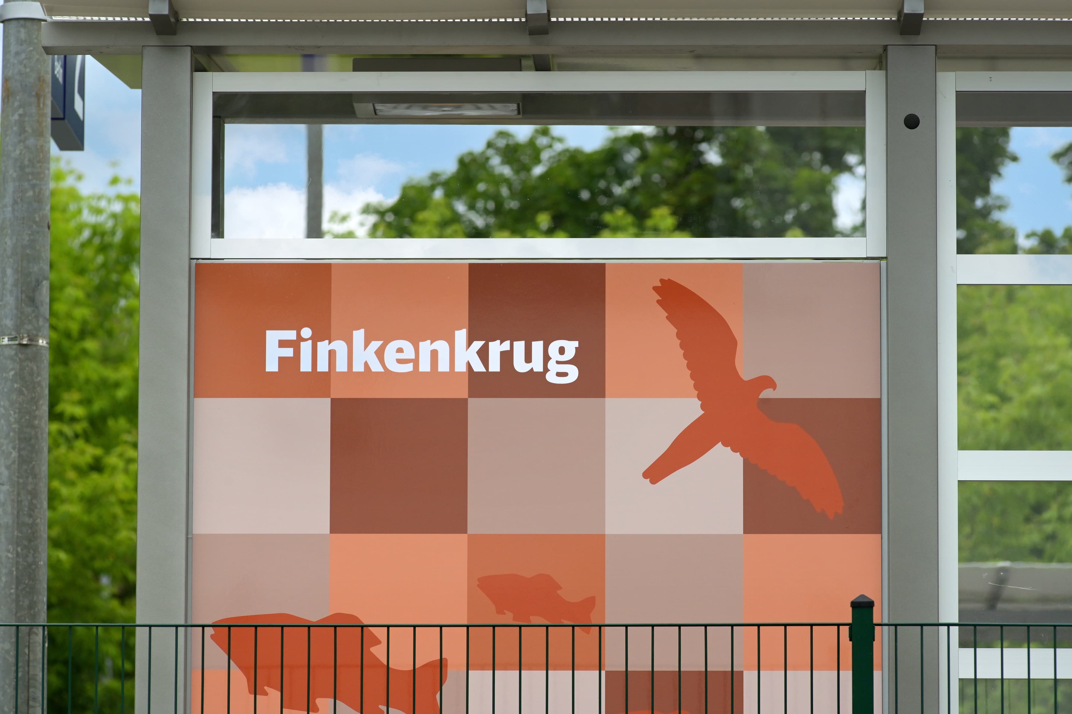 Neu gestaltetes Schild am Bahnsteig.