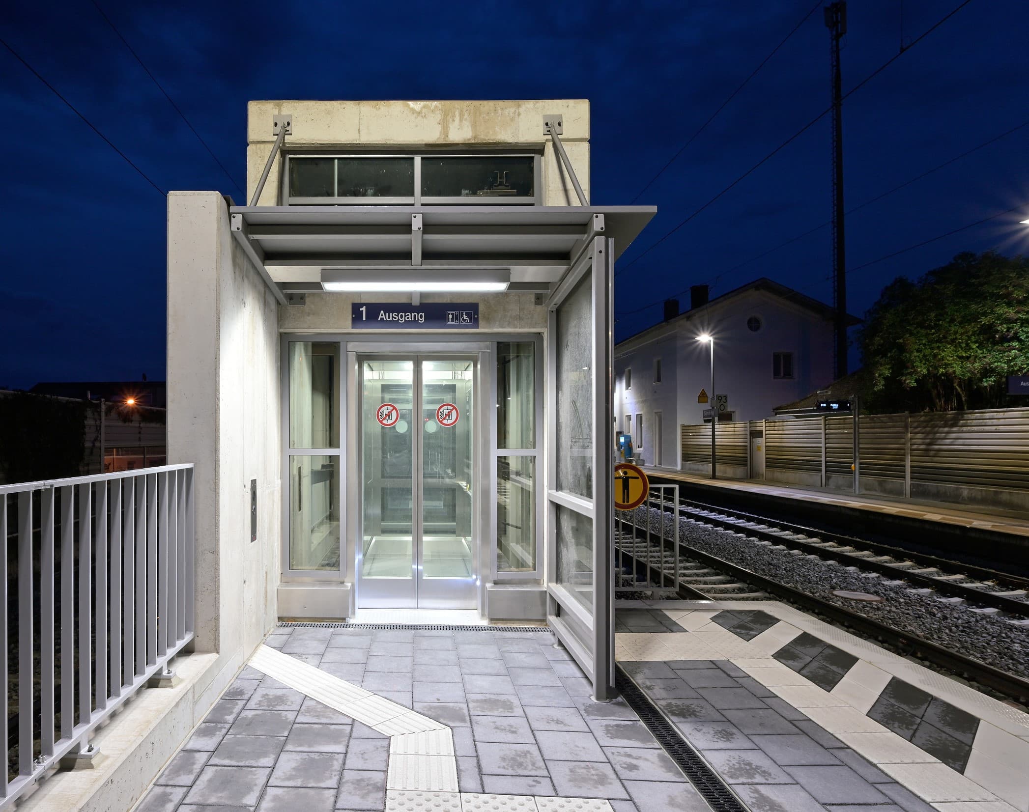 Der nächtliche Blick auf einen Aufzug am Bahnsteig.