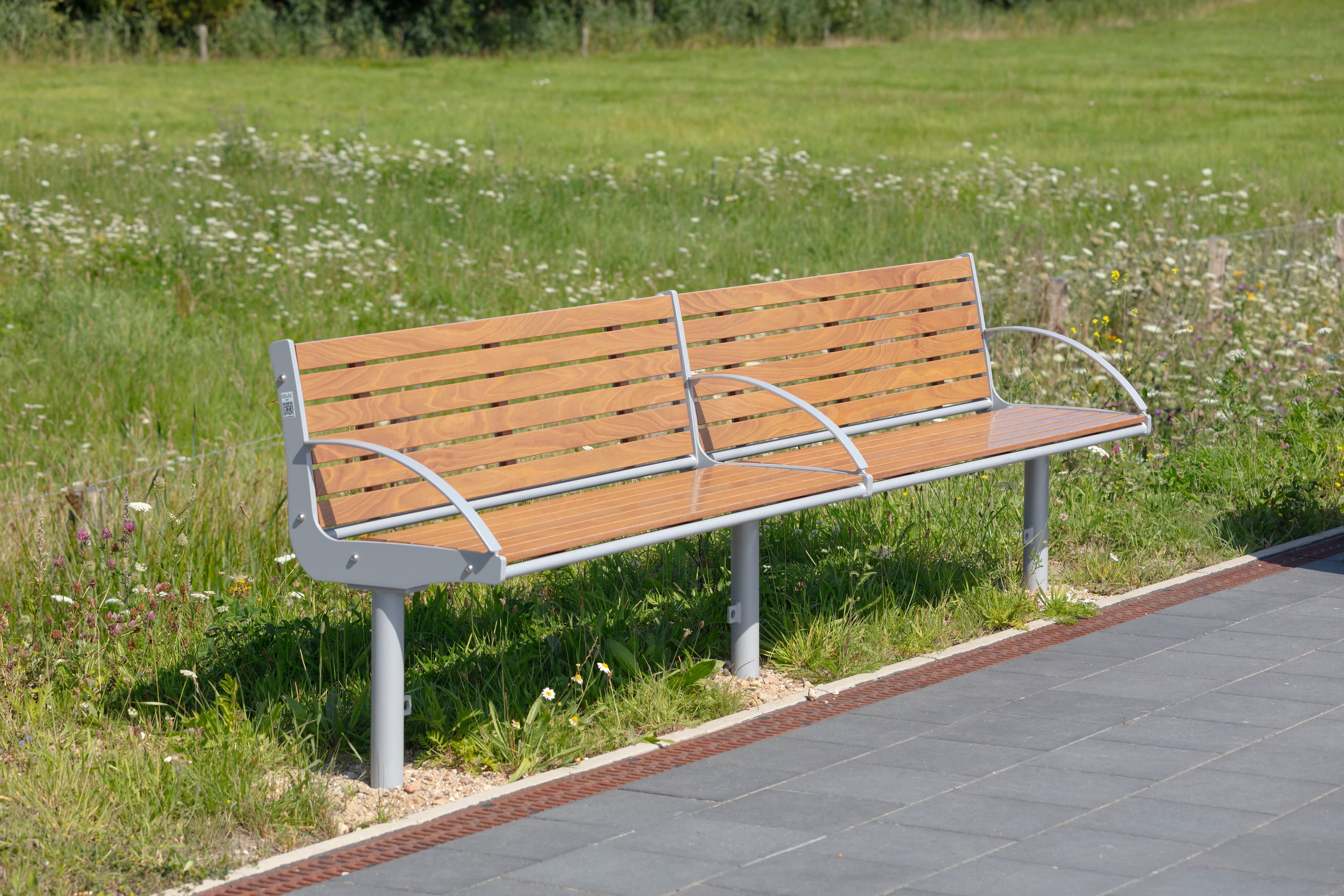 Die neue Sitzbank am Bahnsteig.