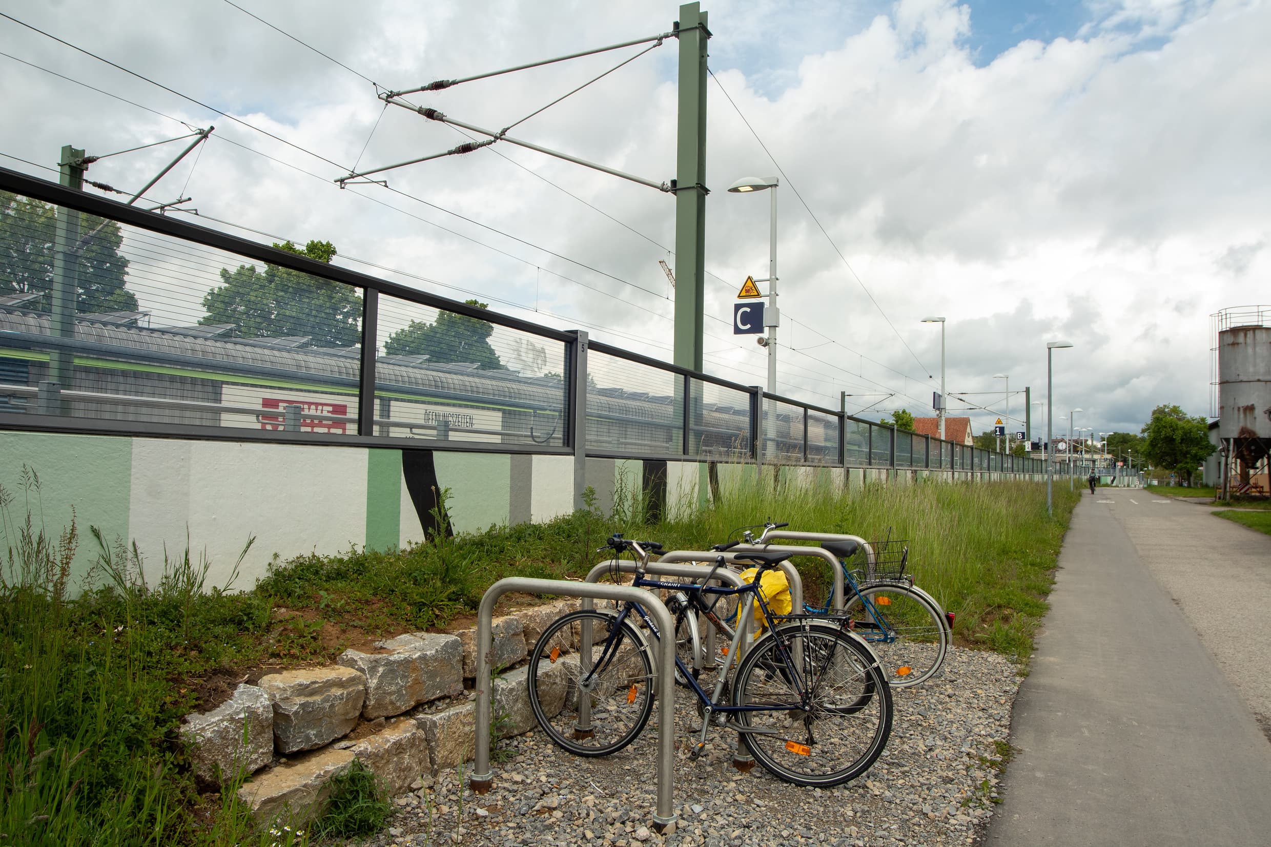 Fünf offene Fahrradstellplätze am Bahnhof.