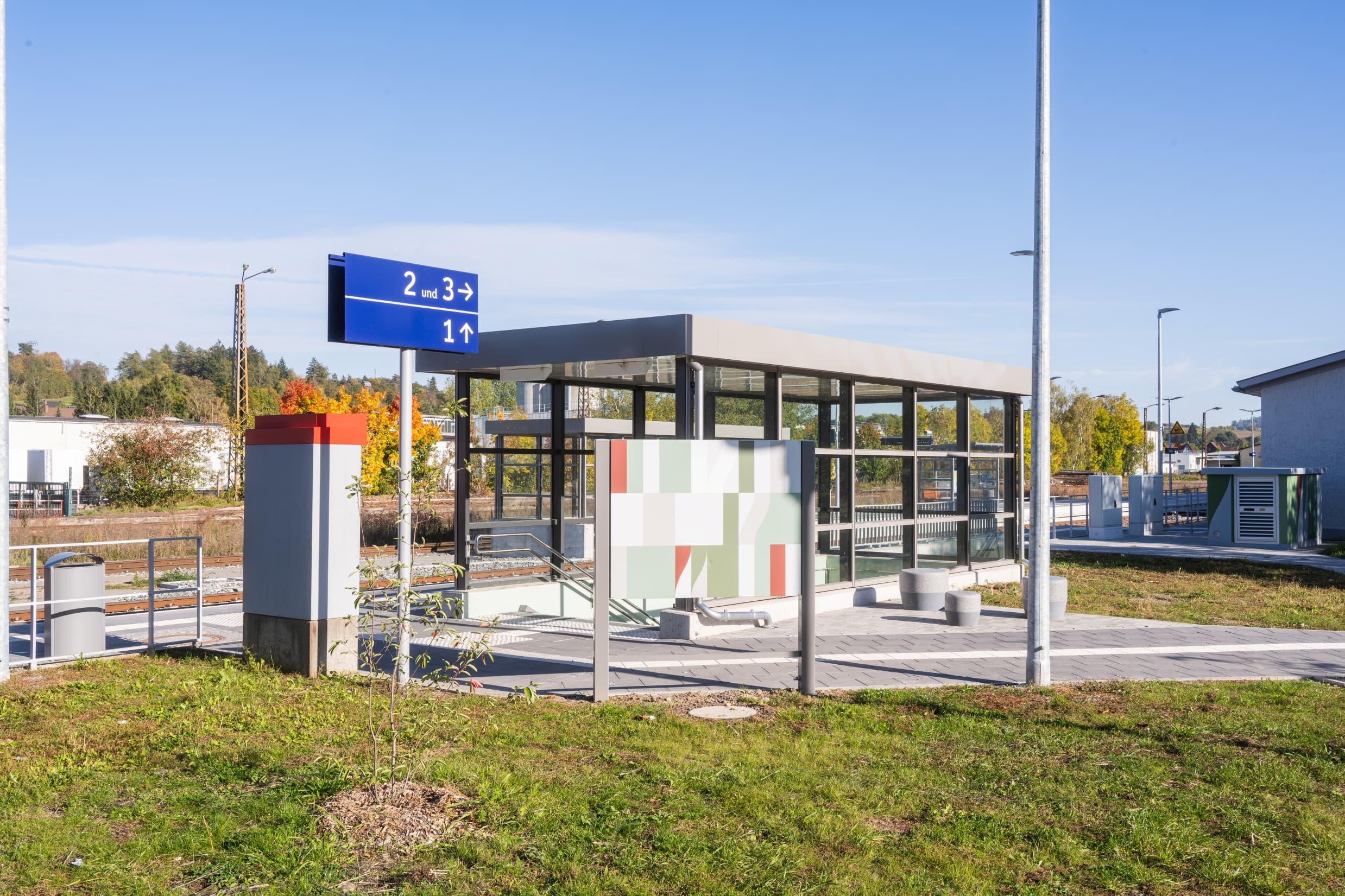 Die Rückseite einer Infovitrine. diese ist mit dem gleichen Grundmotiv gestaltet, wie die Tunnelwände.