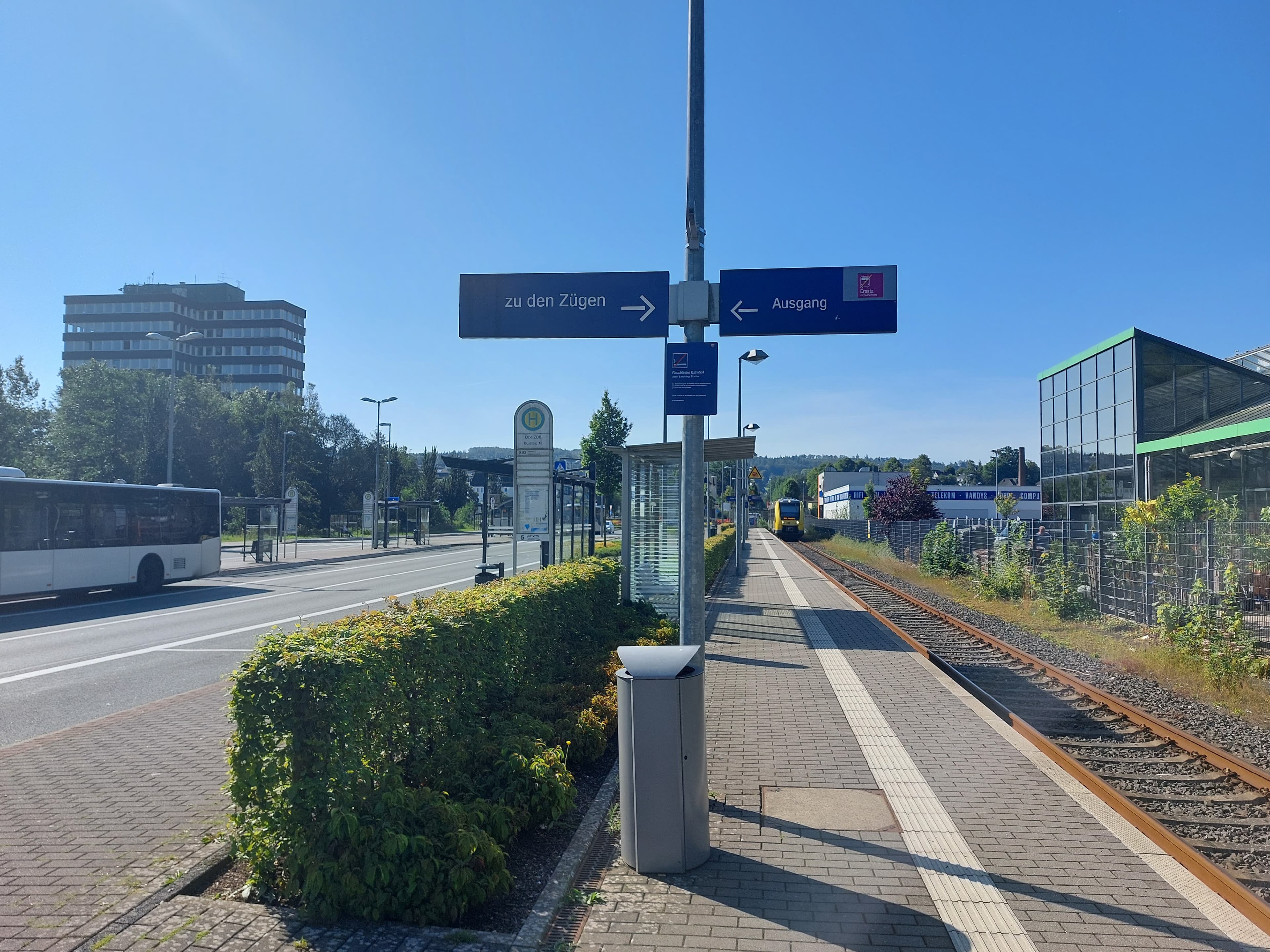 Blick auf den Bahnsteig vor den Modernisierungsmaßnahmen mit alter Wegeleitung.