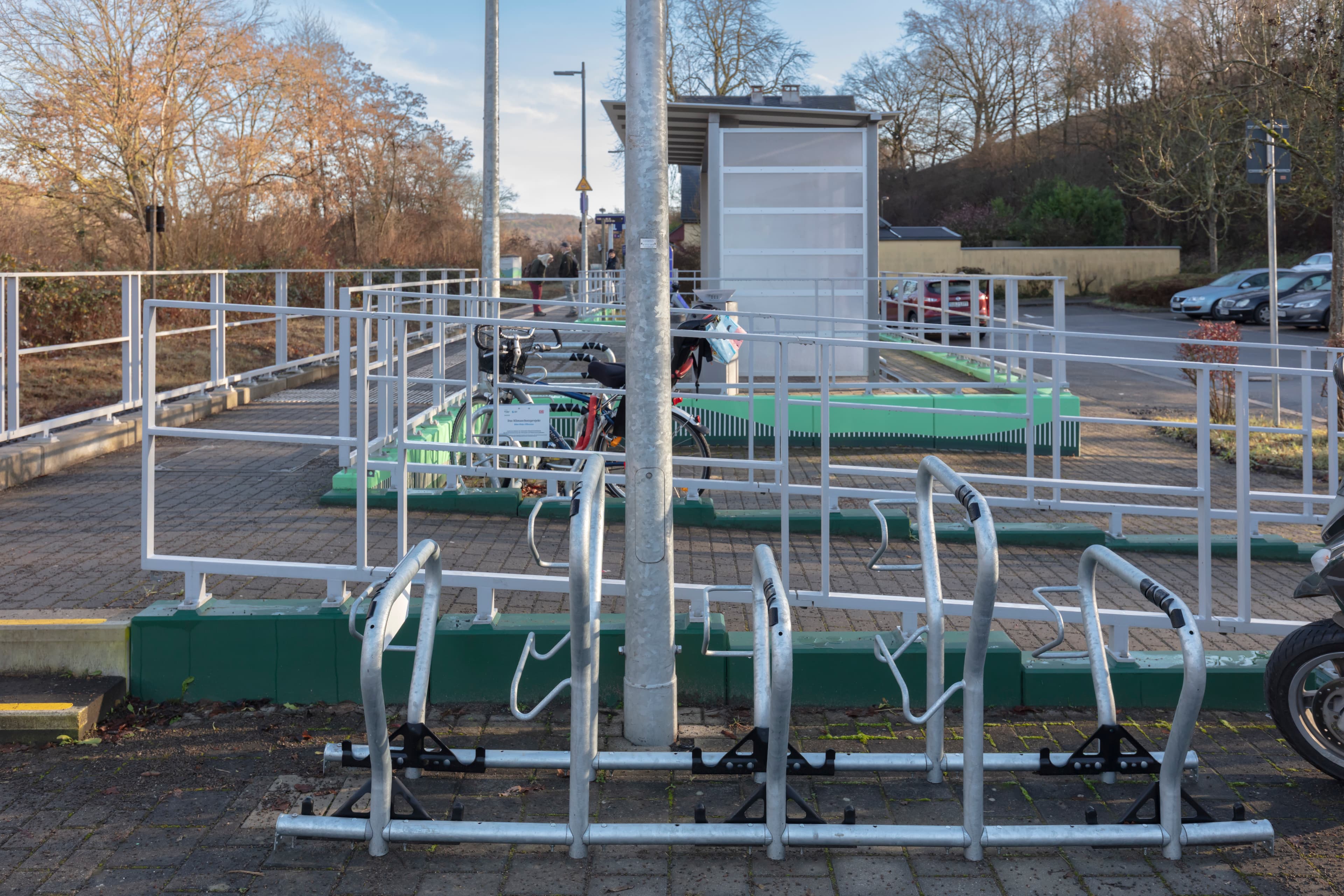 Blick auf die neuen Fahrradabstellanlagen.