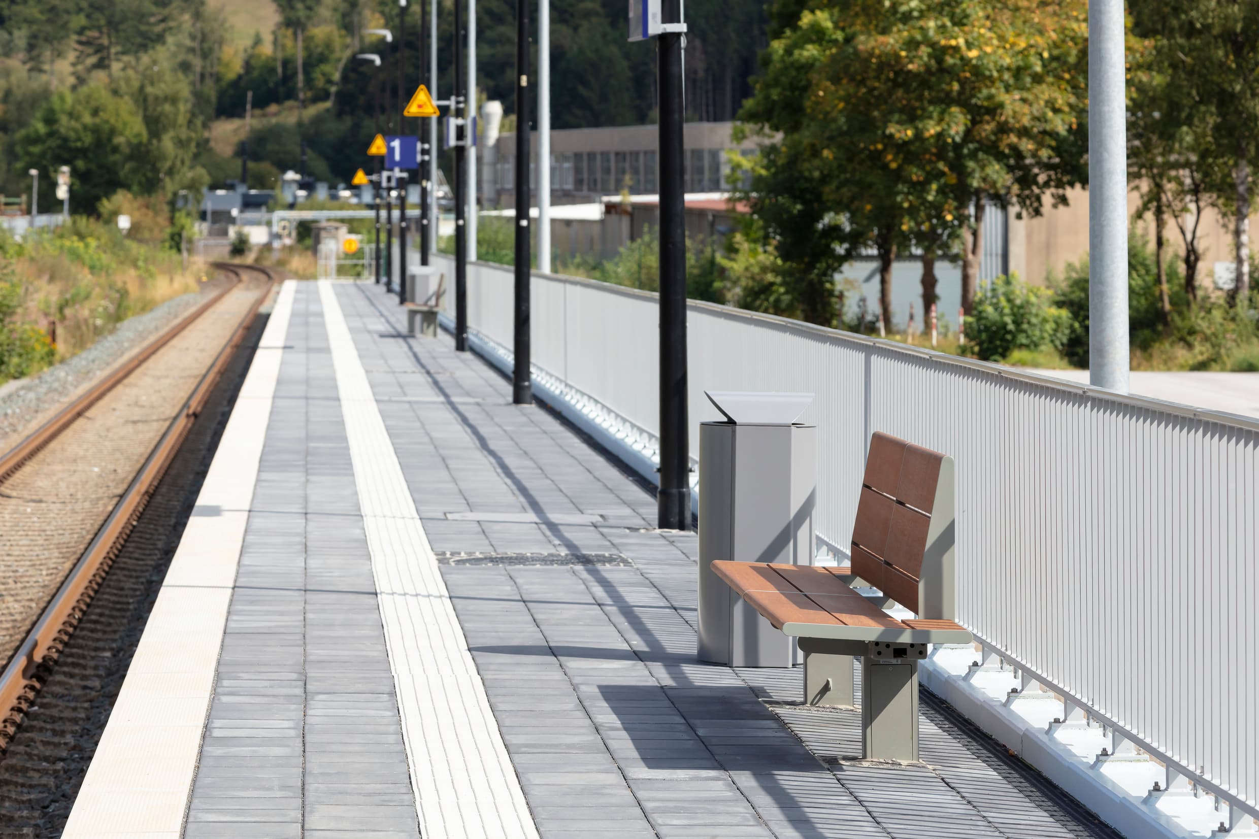 Zusätzliche Sitzelemente am Bahnsteig.