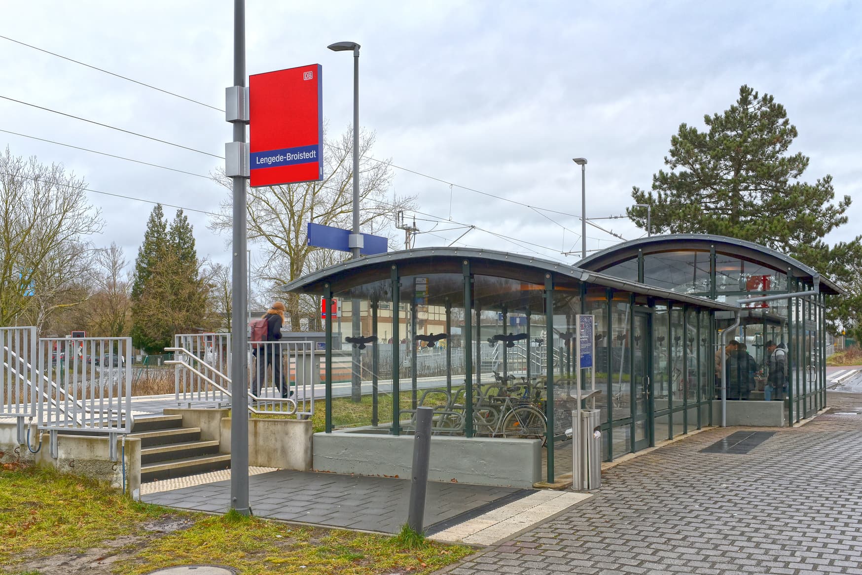 Bahnsteigzugang mit überdachter Fahrradabstellanlage und Empfangsbereich.