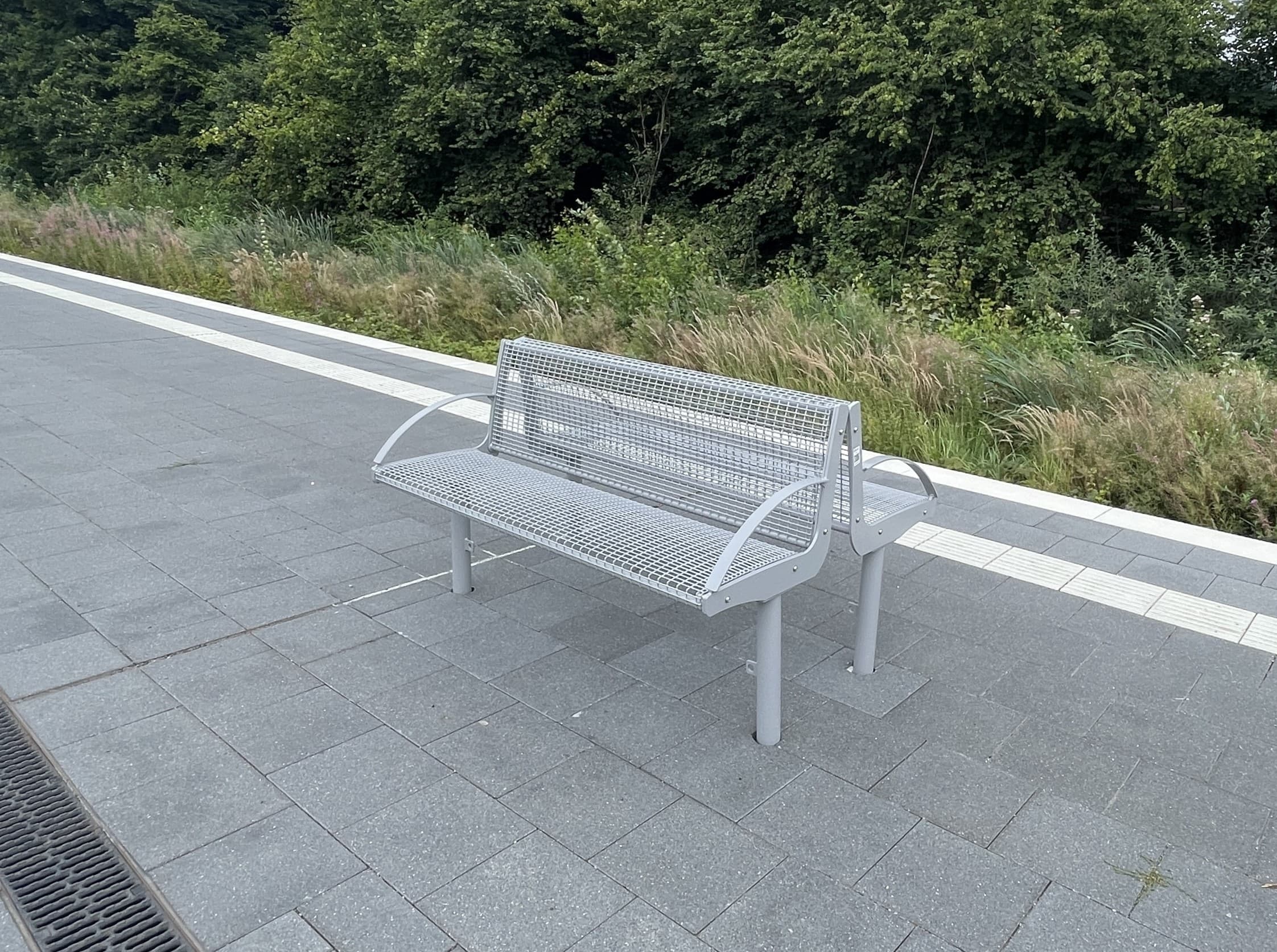 Blick auf Sitzgelegenheiten auf dem Bahnsteig vor der Modernisierung.