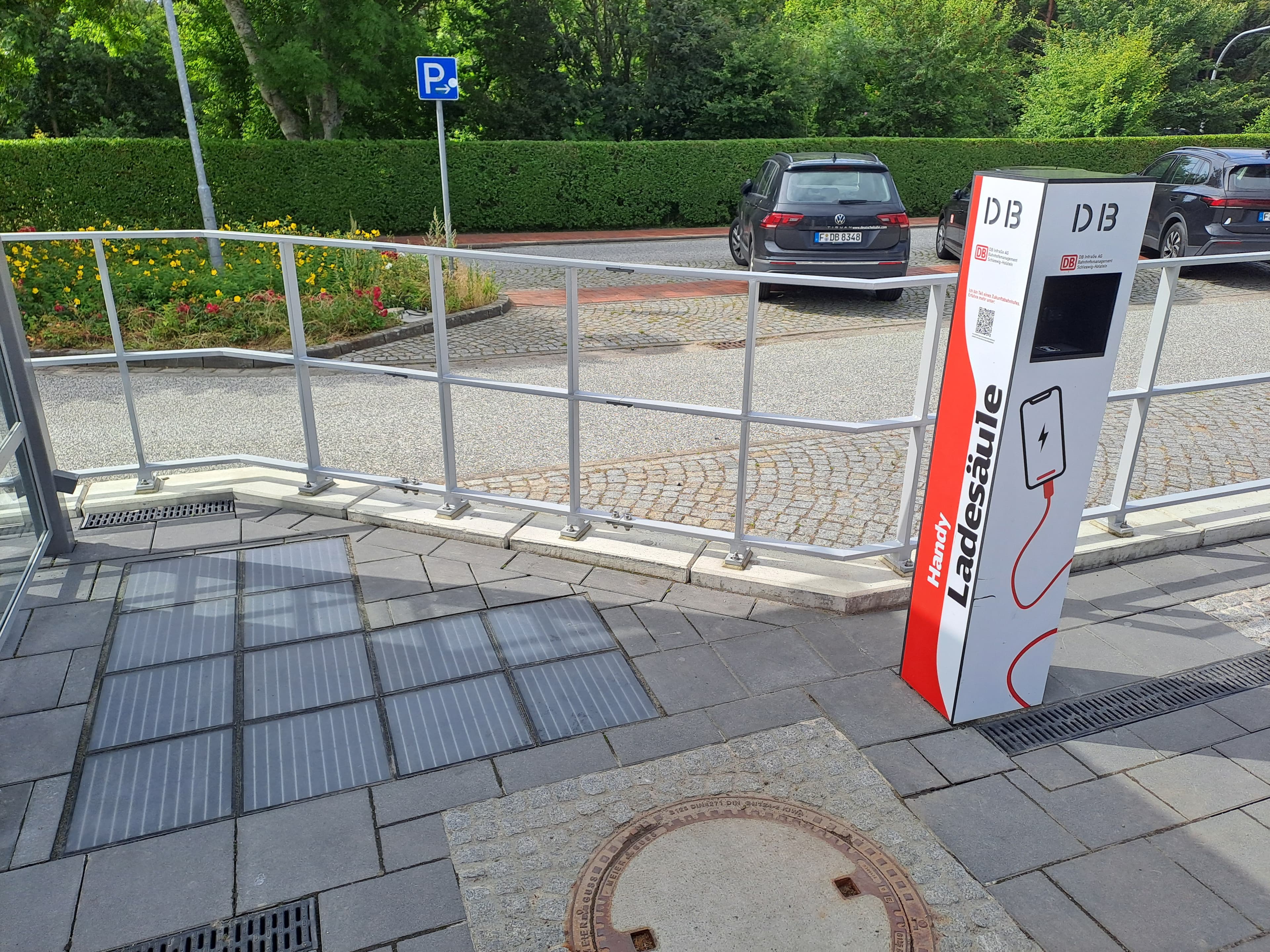 Die solarbetriebene Ladesäule für Handys.