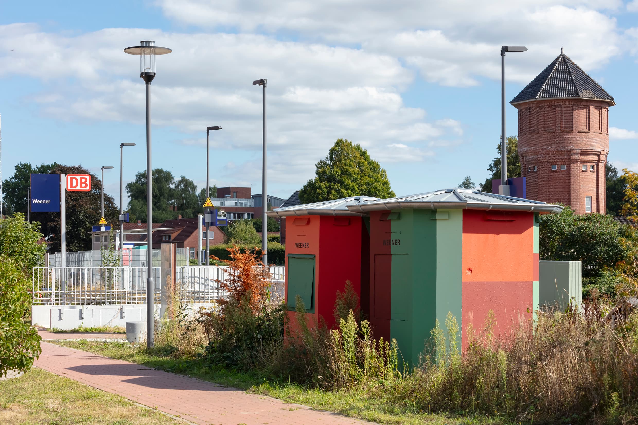 Farblich neu gestaltete Betonschalthäuser am Bahnhof Weener.