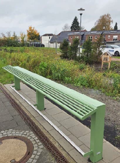 Eine Anlehnmöglichkeit am Bahnsteig