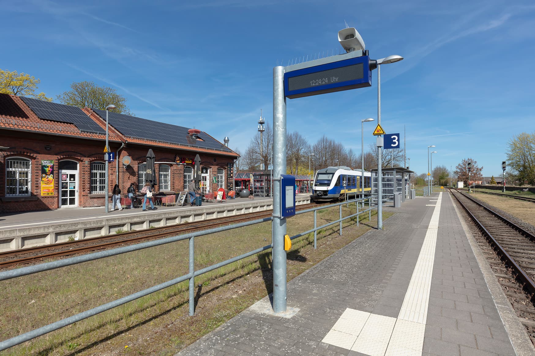 Blindenleitstreifen am Boden eines Bahnsteiges. 