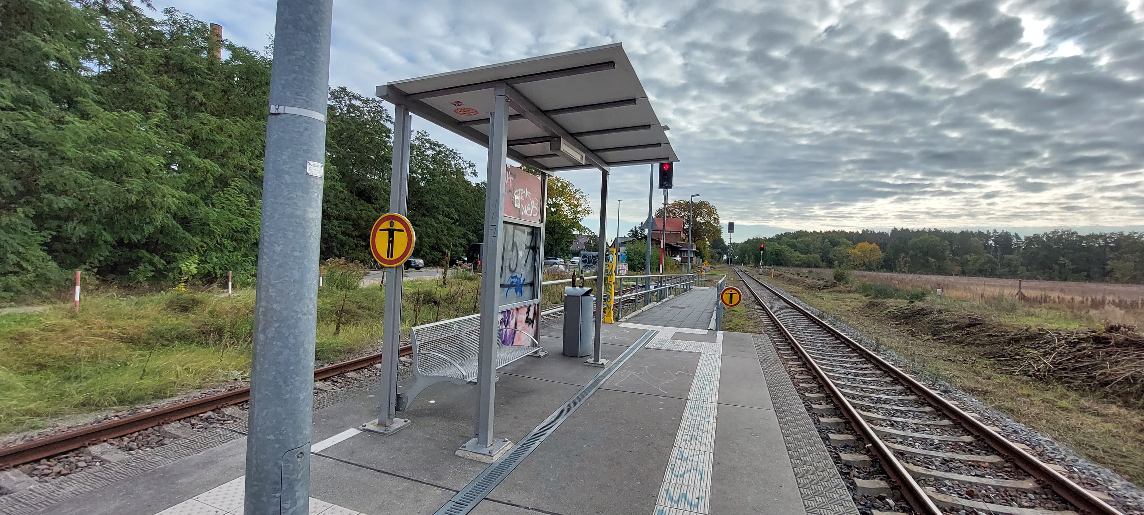 Bahnsteig und Wetterschutz vor der Modernisierung.