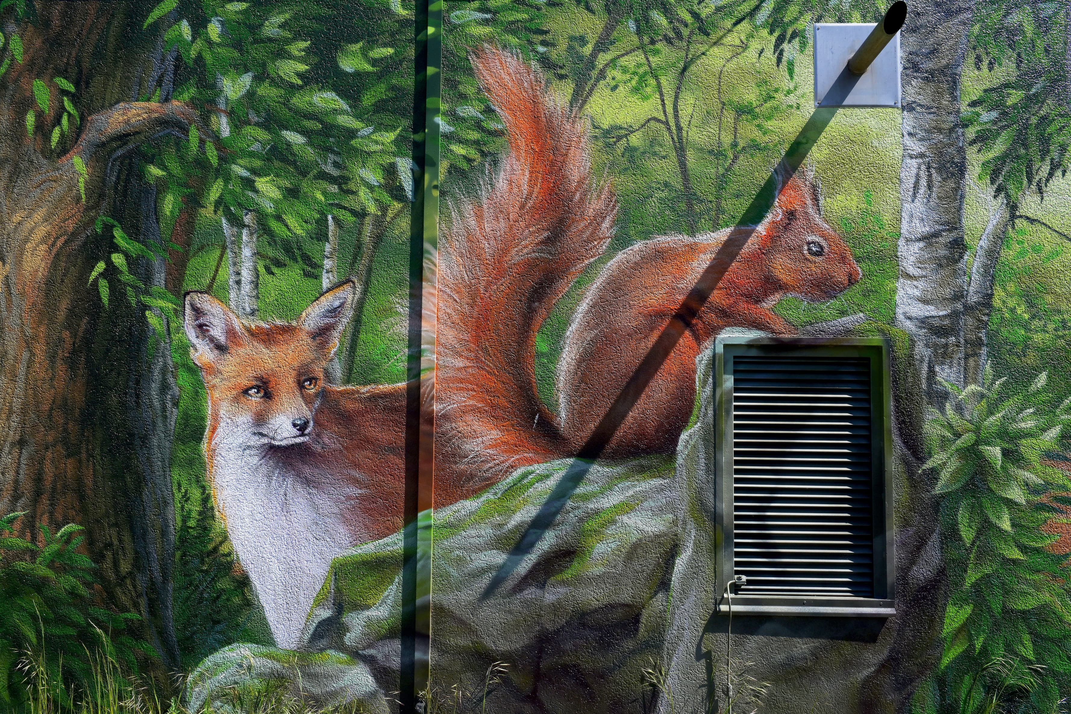 Eine bunt gestaltete Wand mit Waldtieren..