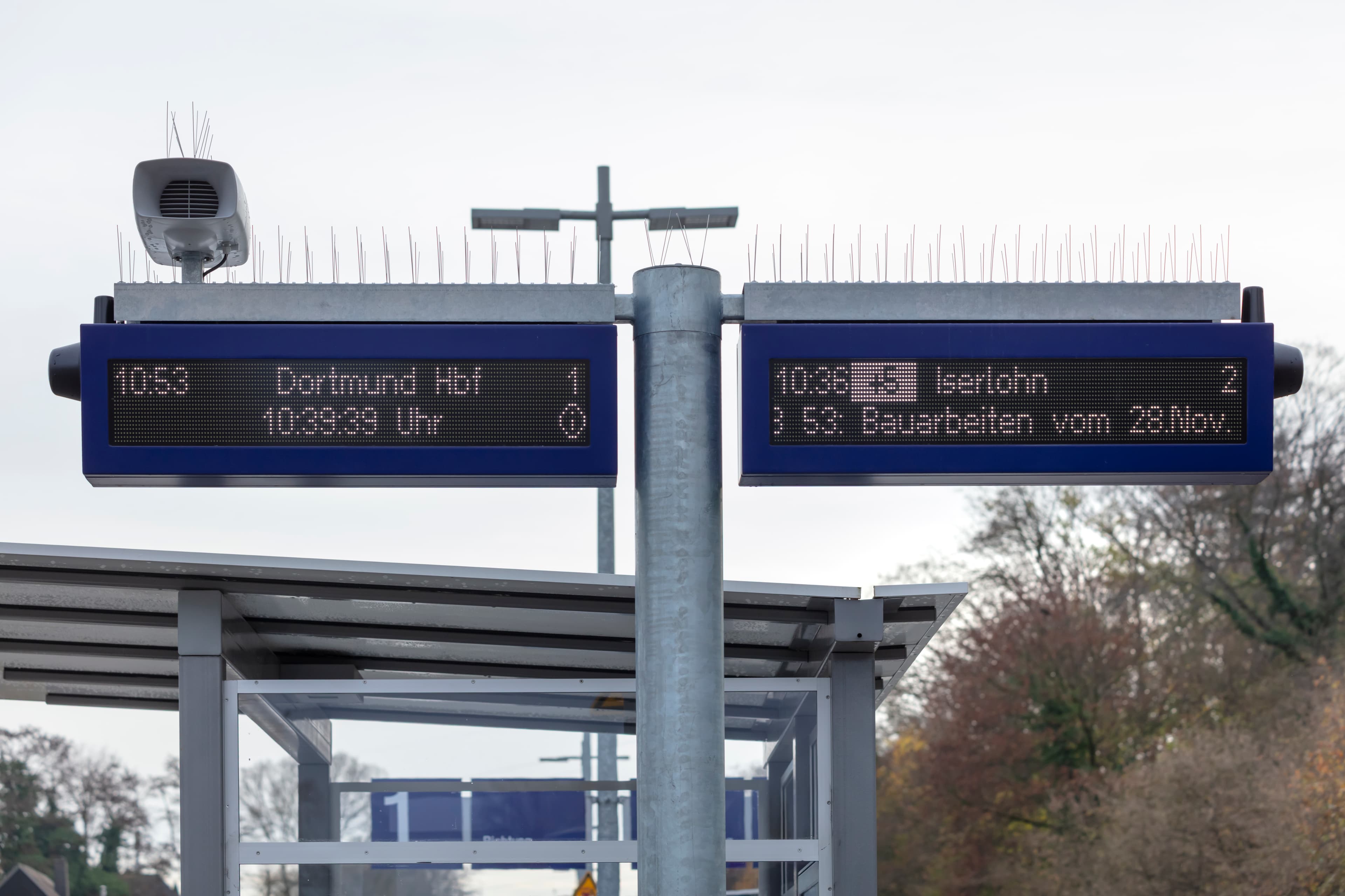 Durch den Austausch des alten dynamischen Schriftanzeigers gegen den modernen dynamischen Schriftanzeiger Plus (DSA+), können dem Reisenden mehr Züge dargestellt werden.