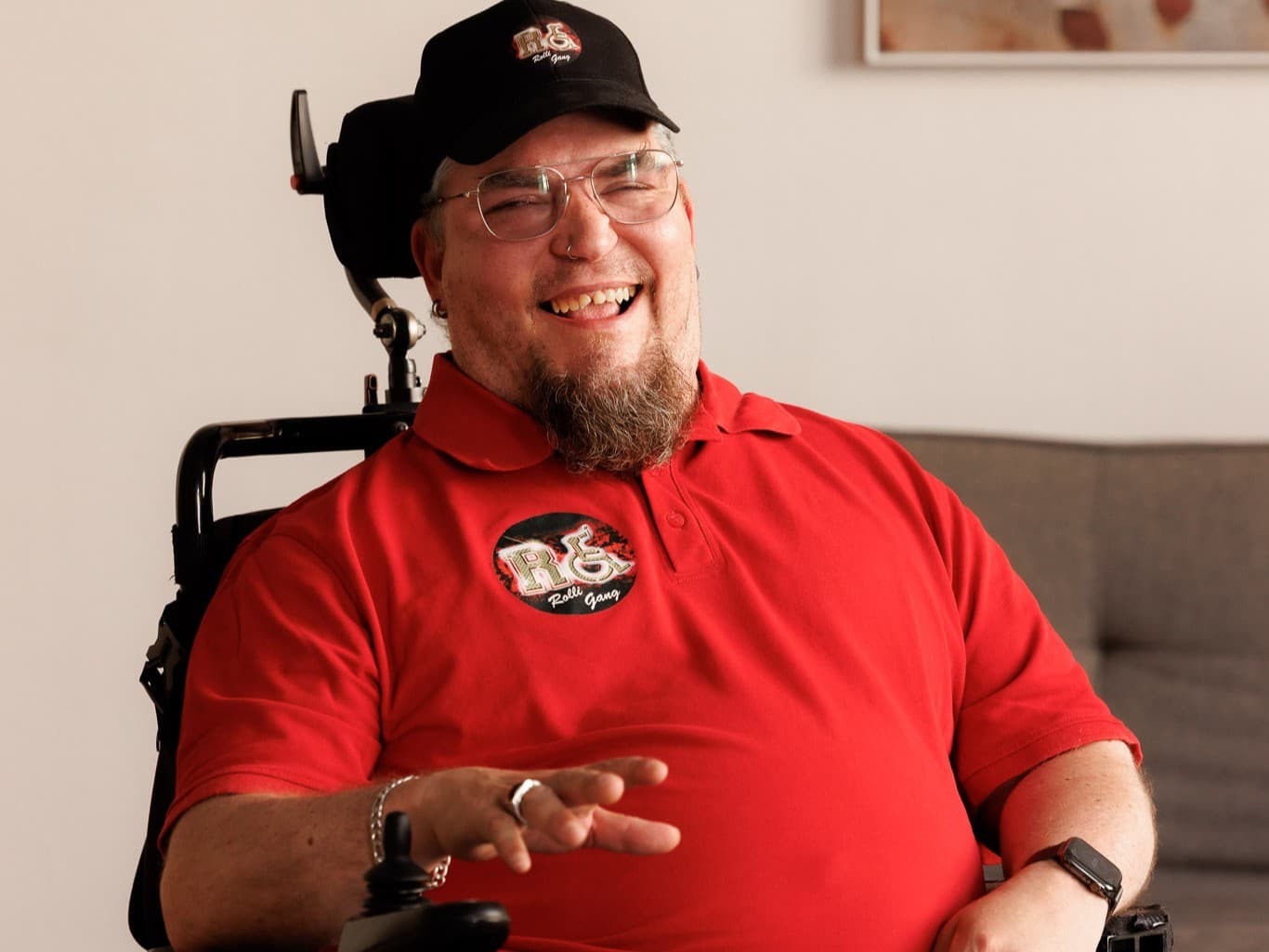 Porträt Mann Rollstuhl Rolligang mit Statement zu Vielfalt.