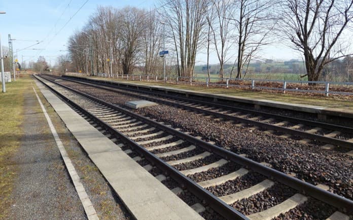 Zu sehen ist der Bahnhof Frankenstein vor der Modernisierung mit niedrigem, geschottertem Bahnsteig.
