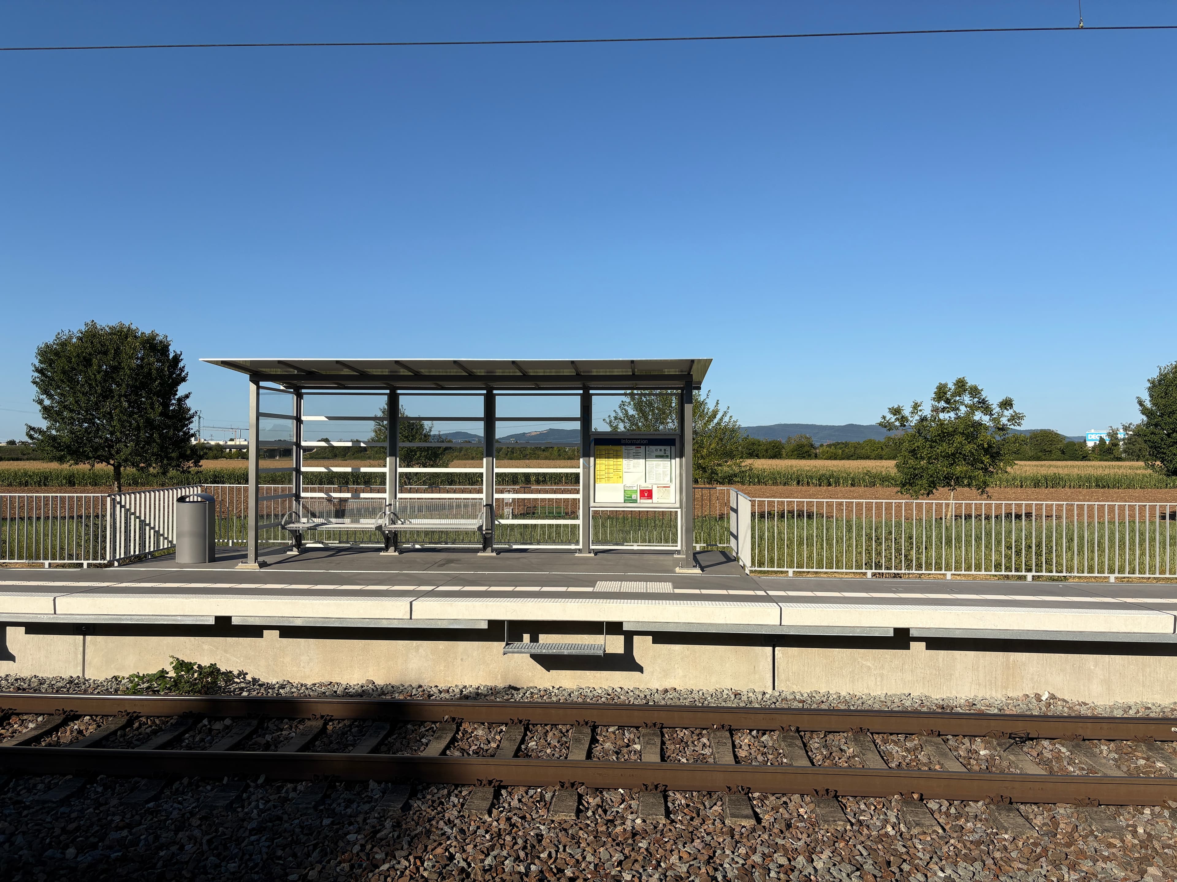 Wetterschutzhaus mit Sitzgelegenheit