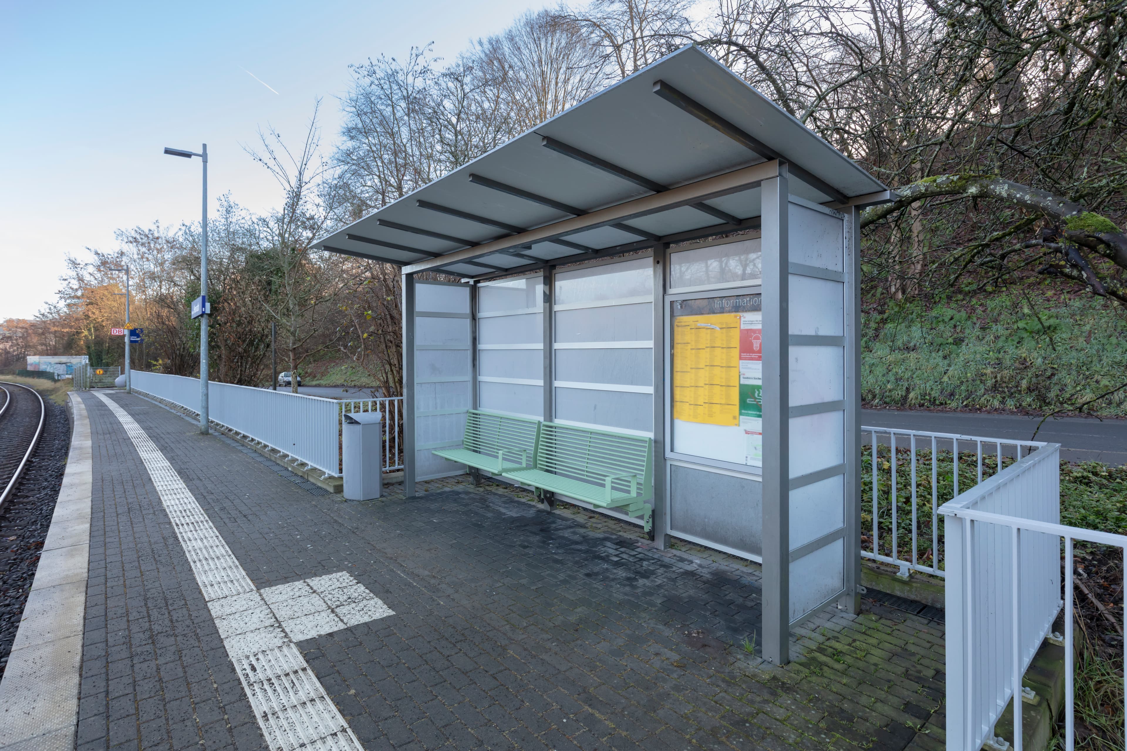 Blick auf das neue Wetterschutzhäuschen. Davor befindet sich der Bahnsteig.