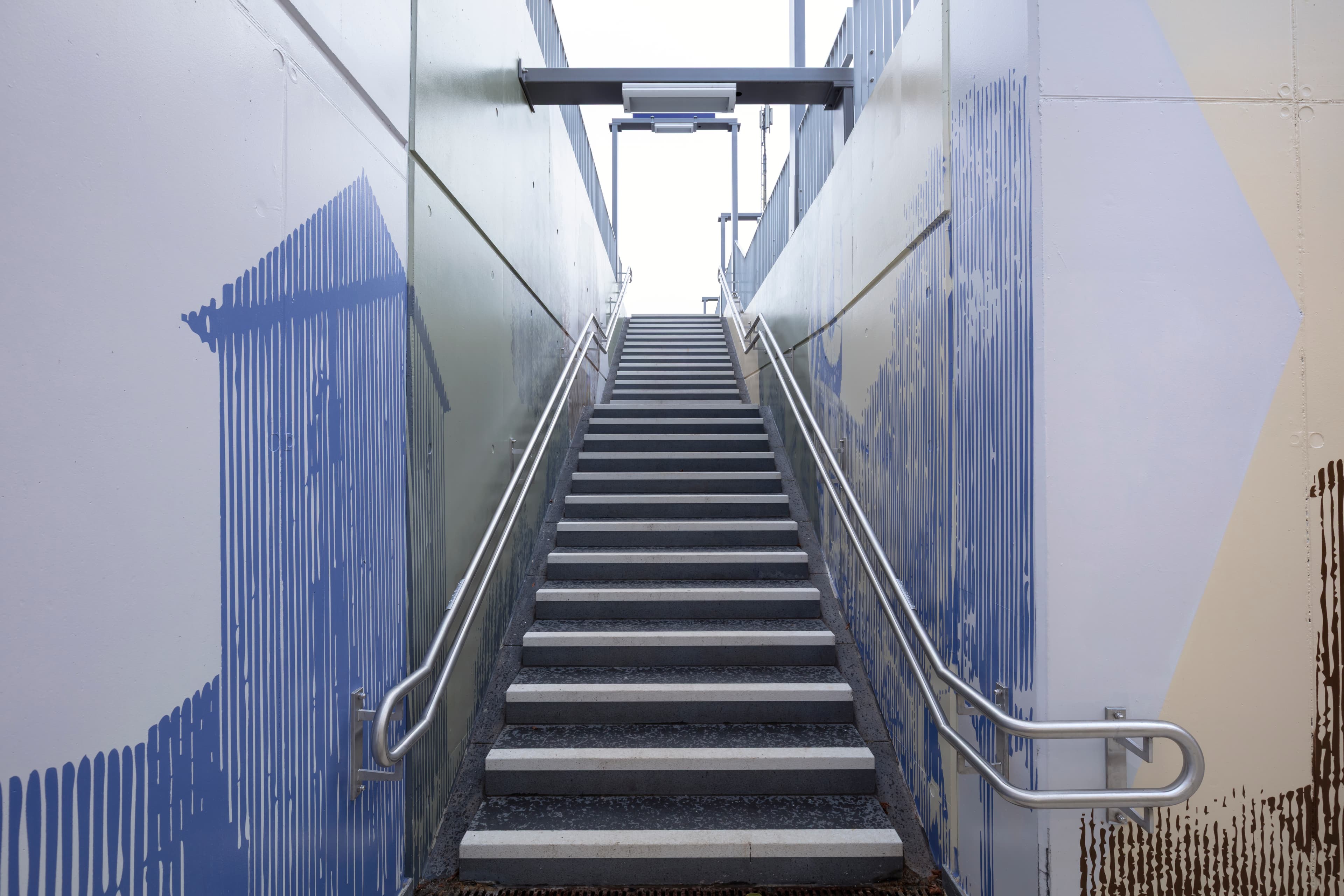 Die Wände an der Treppenanlage zur Personenunterführung nach der Neugestaltung.