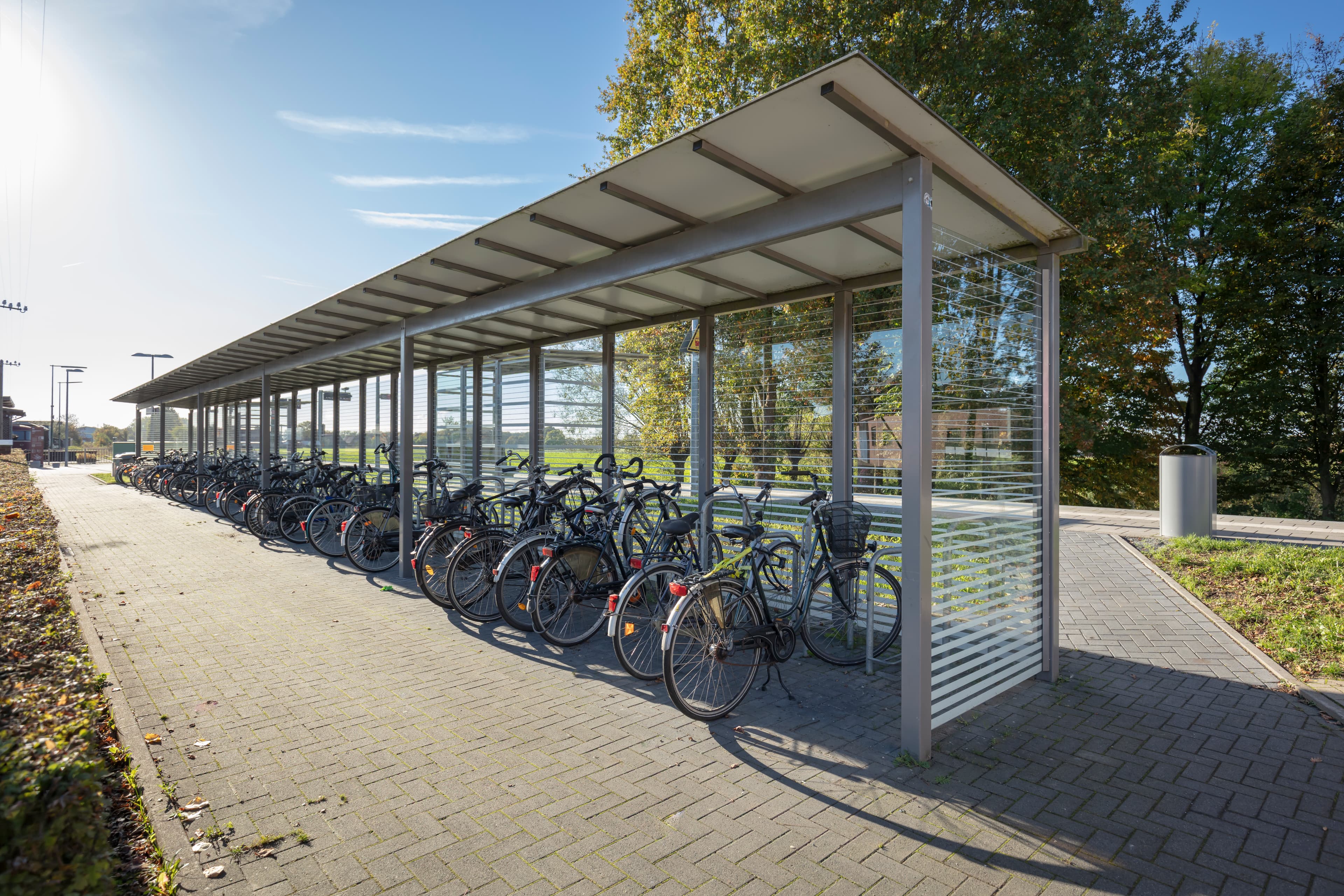 Durch eine offene und zugleich lichtdurchlässige Fahrradabstellanlage sollen sich die Gäste sich weniger Sorgen um den Diebstahl ihres Fahrrads machen.