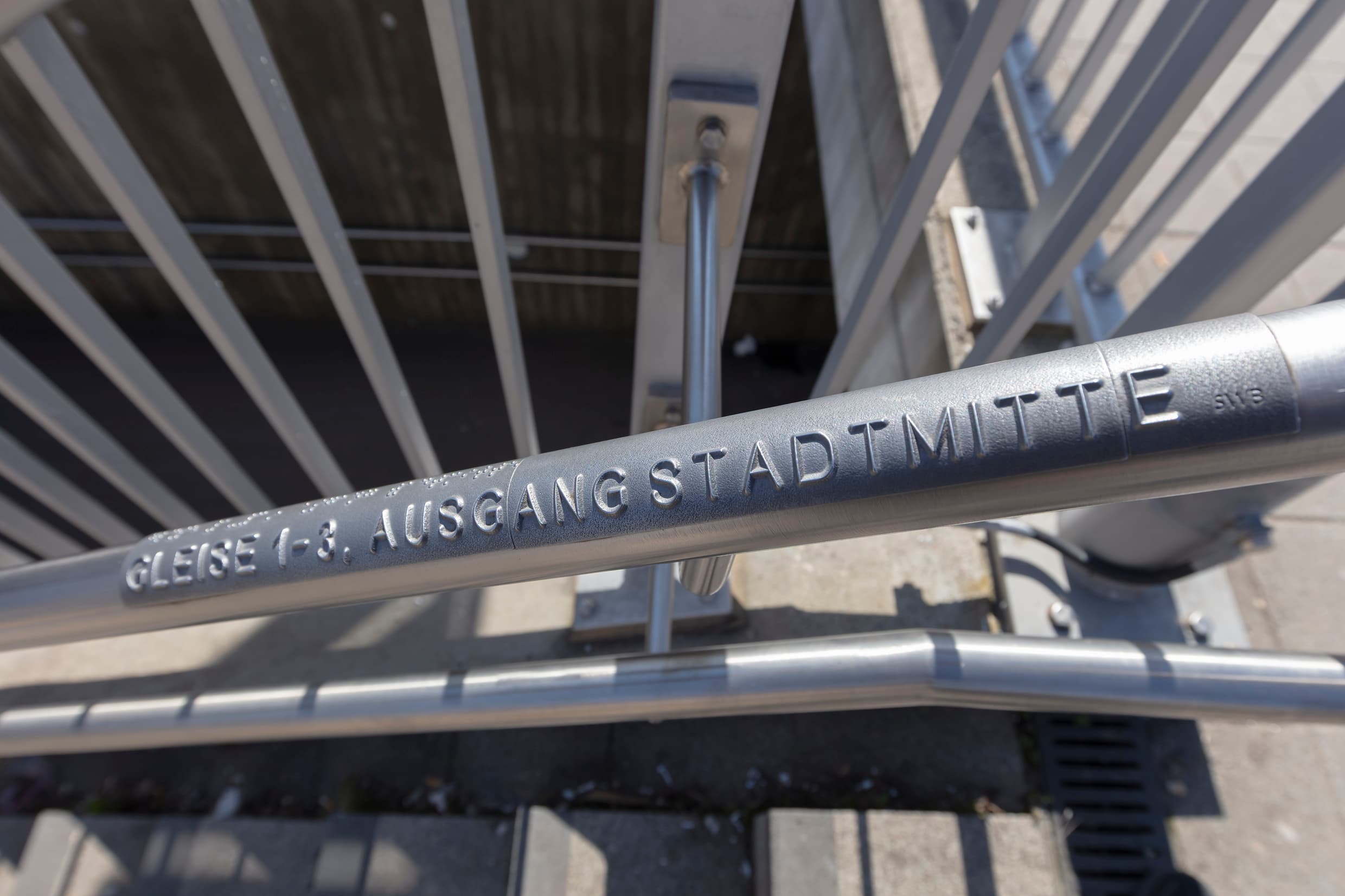 Handläufe mit Braille-Schrift