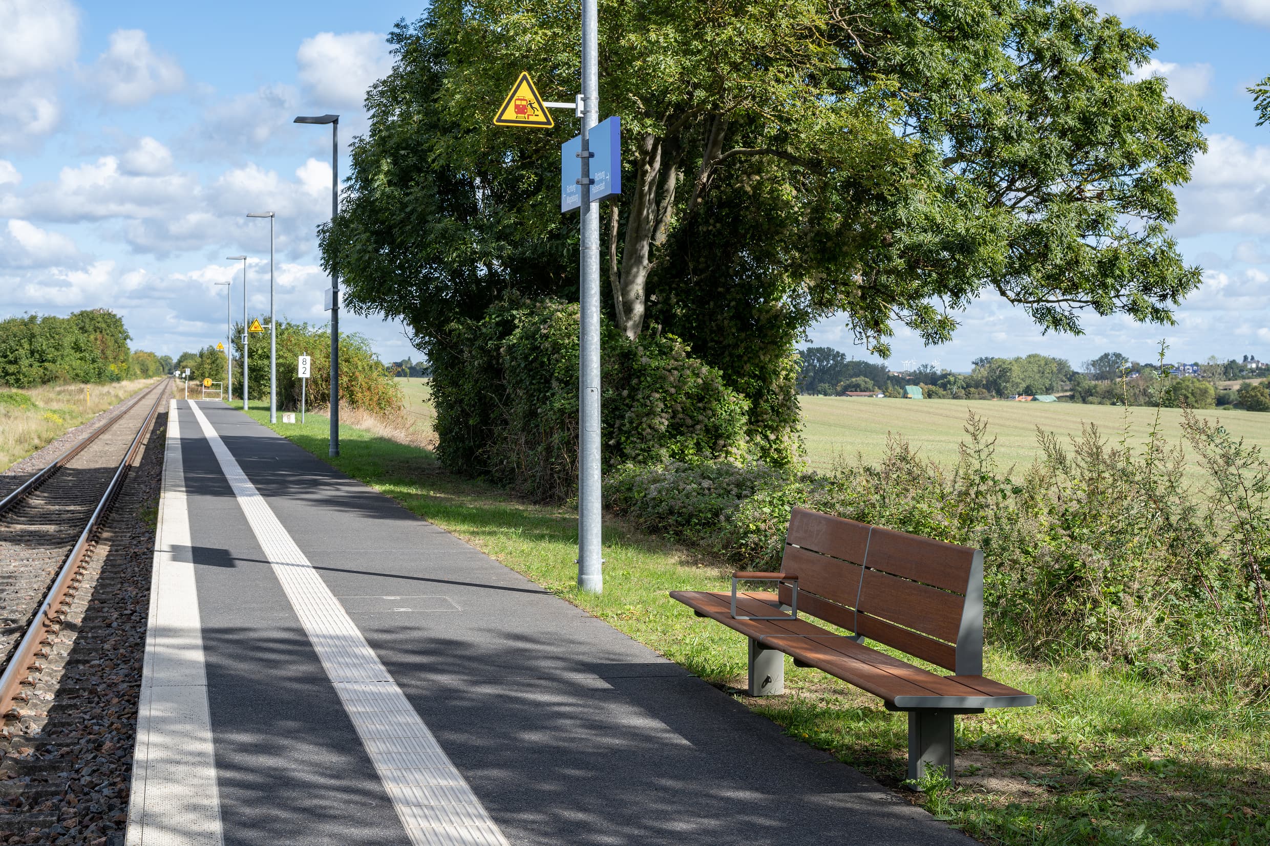 Blick auf den hinteren Bahnsteigbereich mit der zusätzlichen Bambusbank.