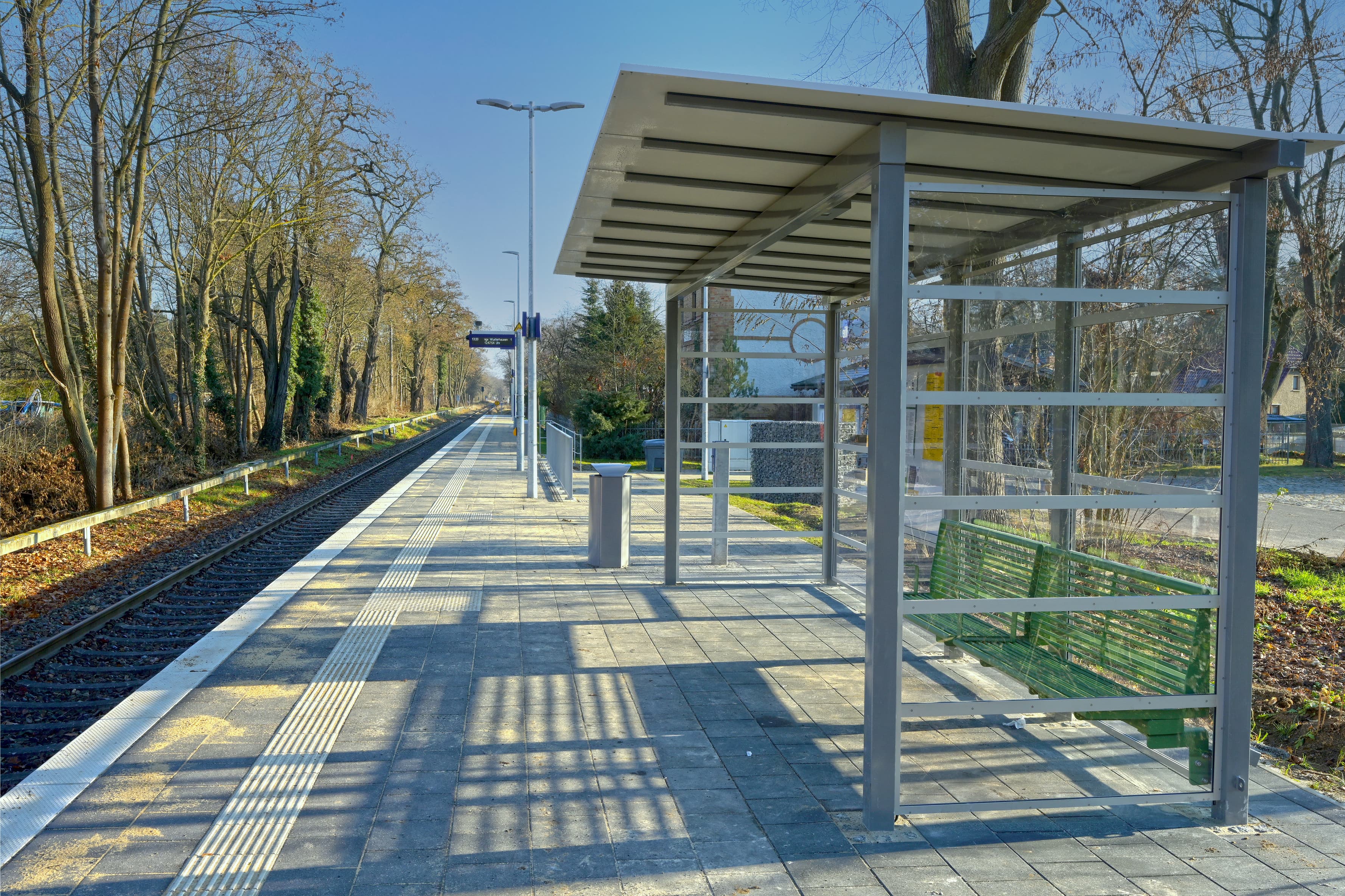 Das neue Wetterschutzhäuschen am Bahnsteig.