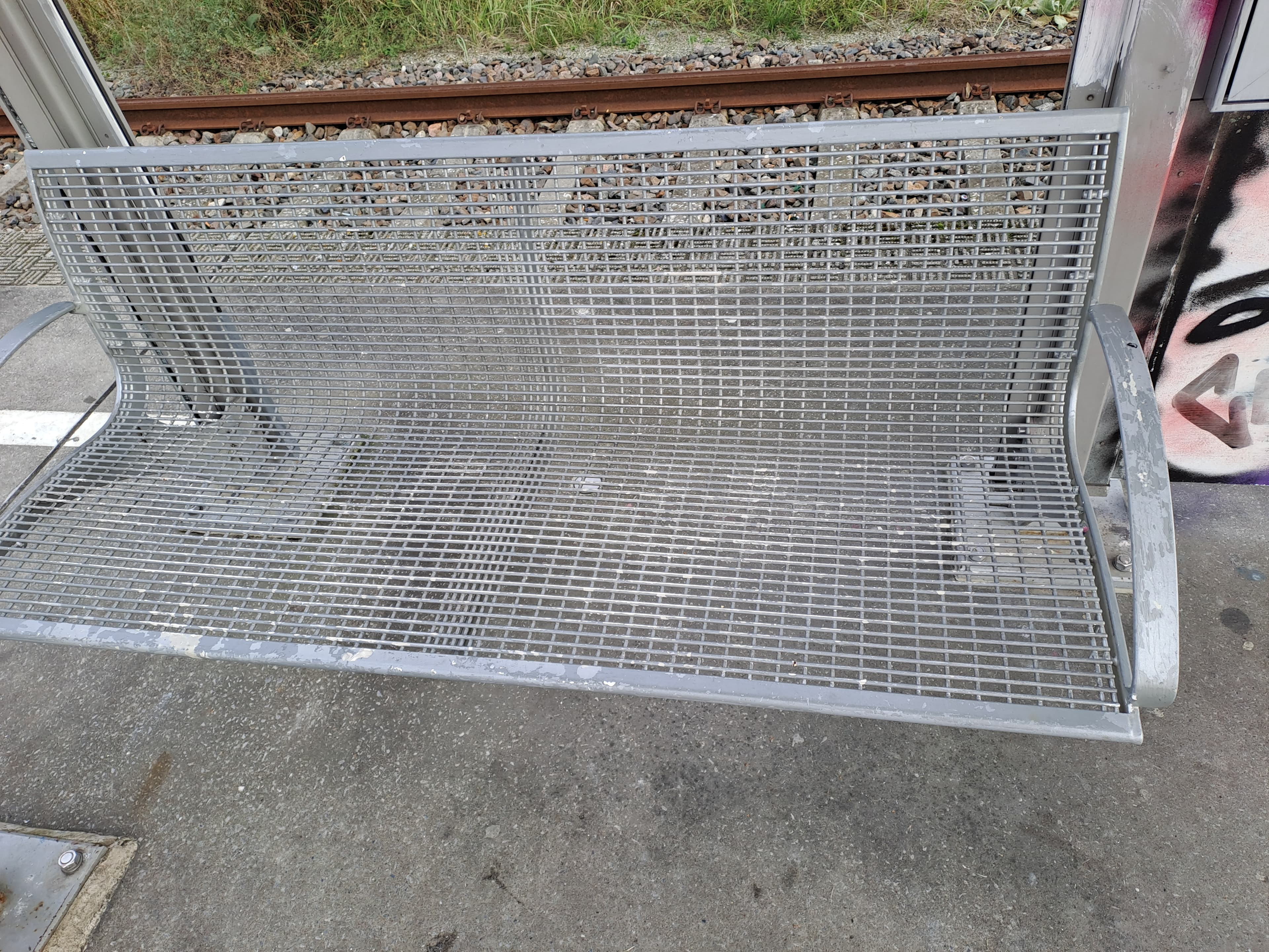 Sitzbank im Wetterschutz.