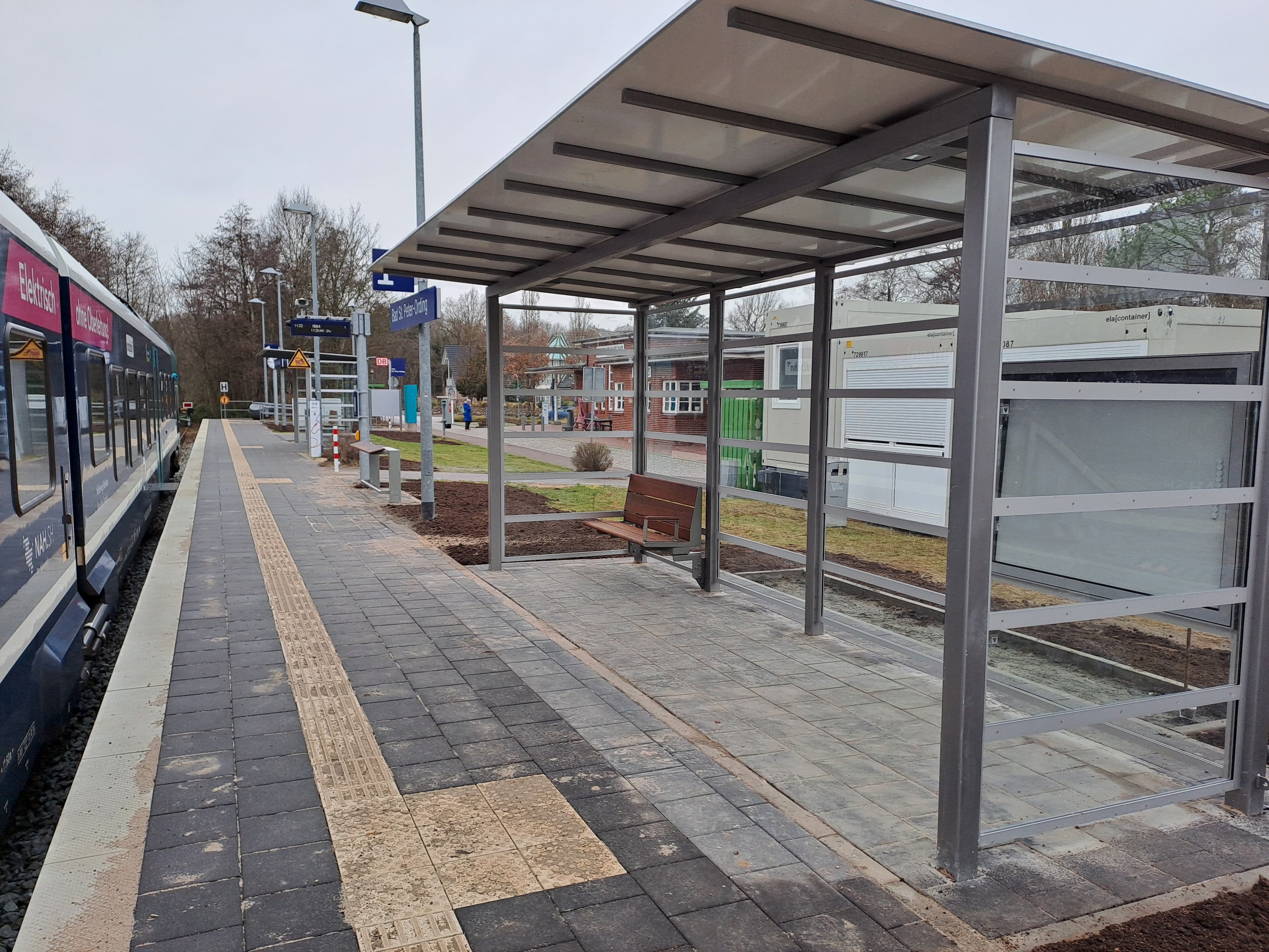 Der neue Bahnsteigbelag mit Blindenleitstreifen.