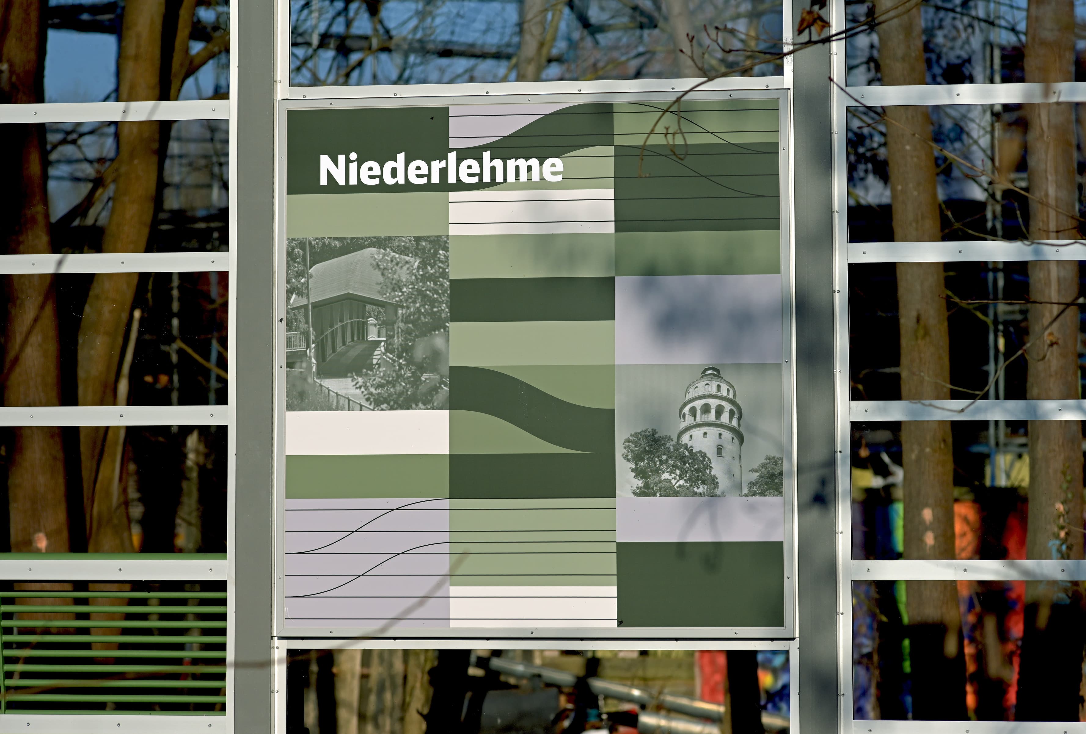 Künstlerisch gestaltete Vitrinenrückseite.