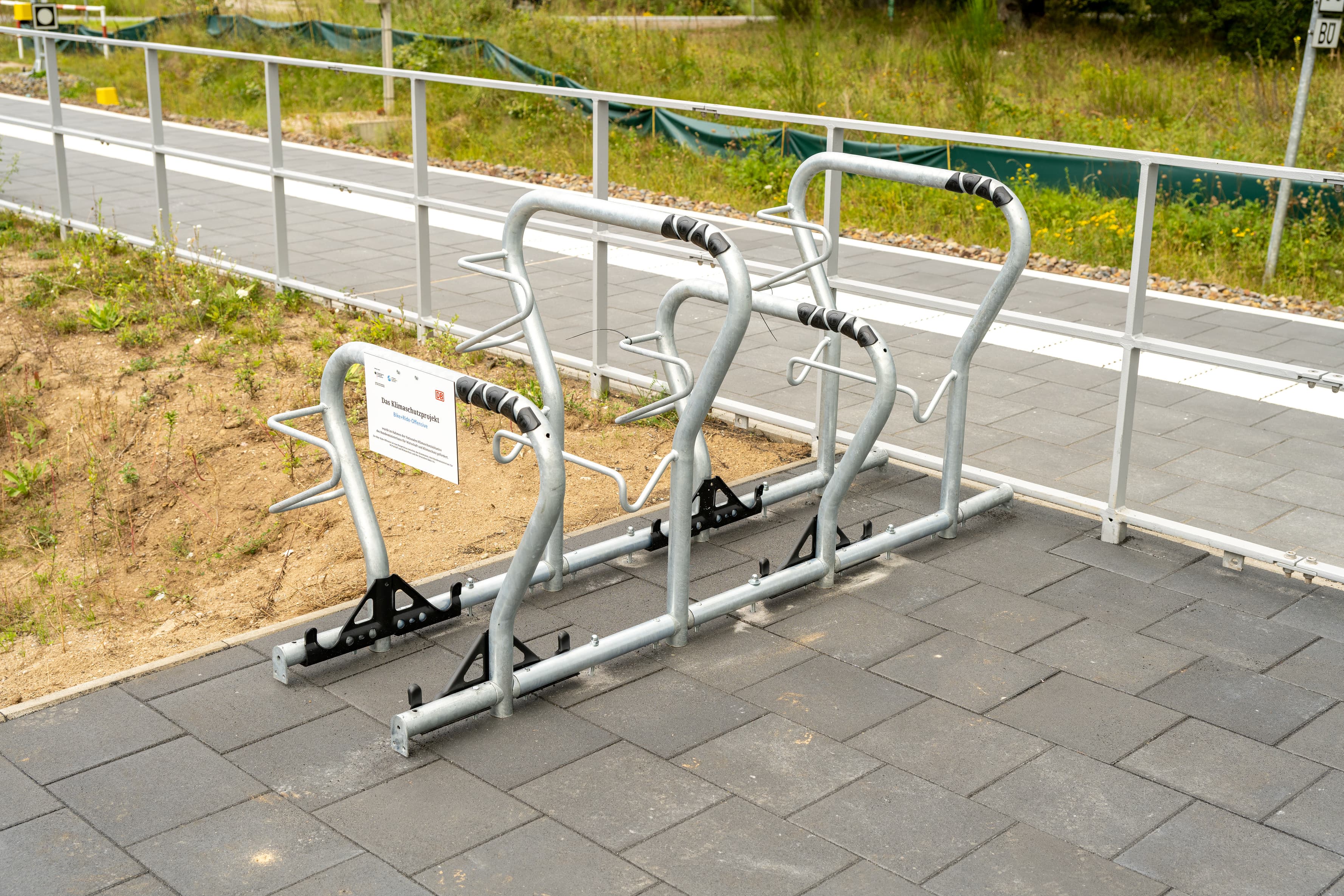 Vier Fahrradstellplätze unmittelbar neben dem Bahnsteig. 