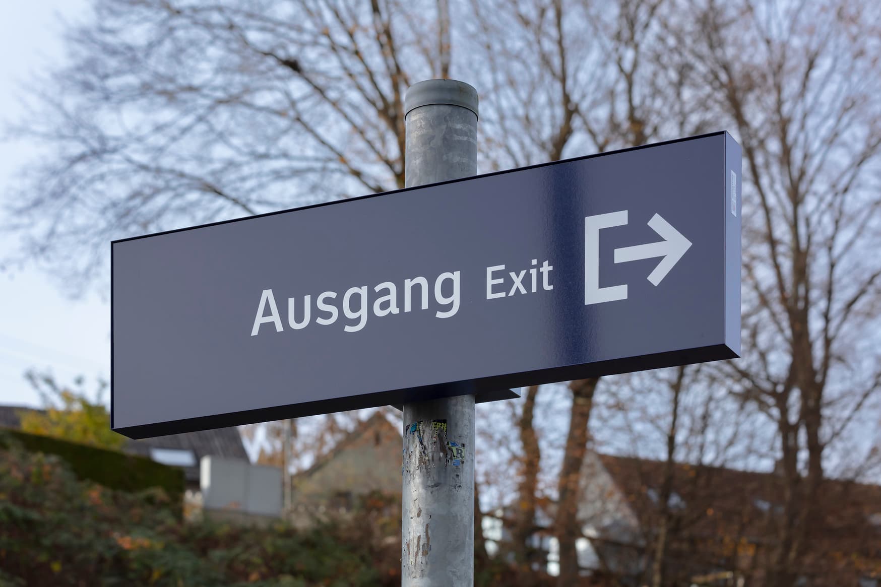 Blaues Schild auf dem Ausgang und Exit steht. Darauf auch das Symbol für Ausgang.