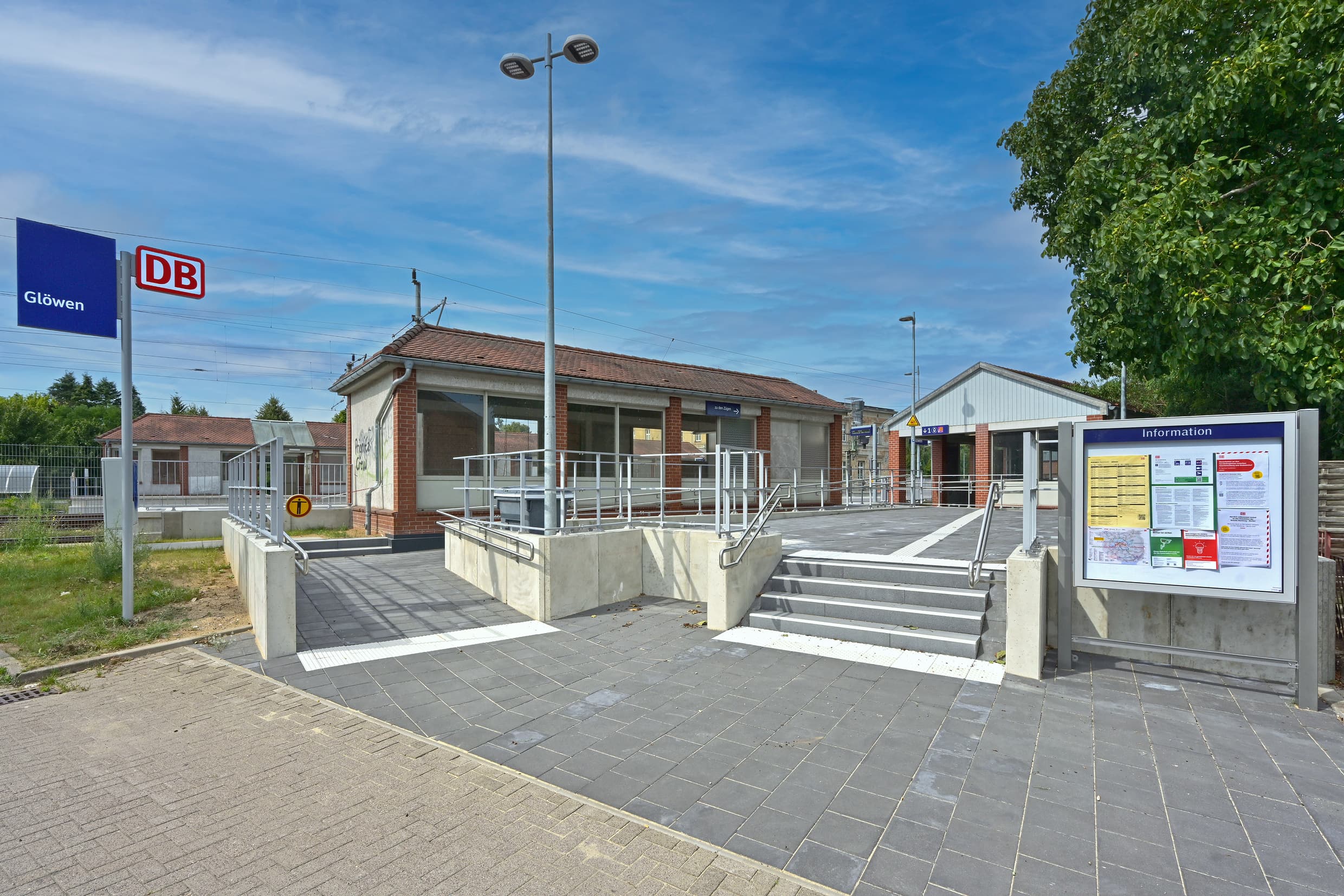 Modernisierte Bahnsteigzugänge mit Rampe und Treppe am Bahnhof Glöwen.