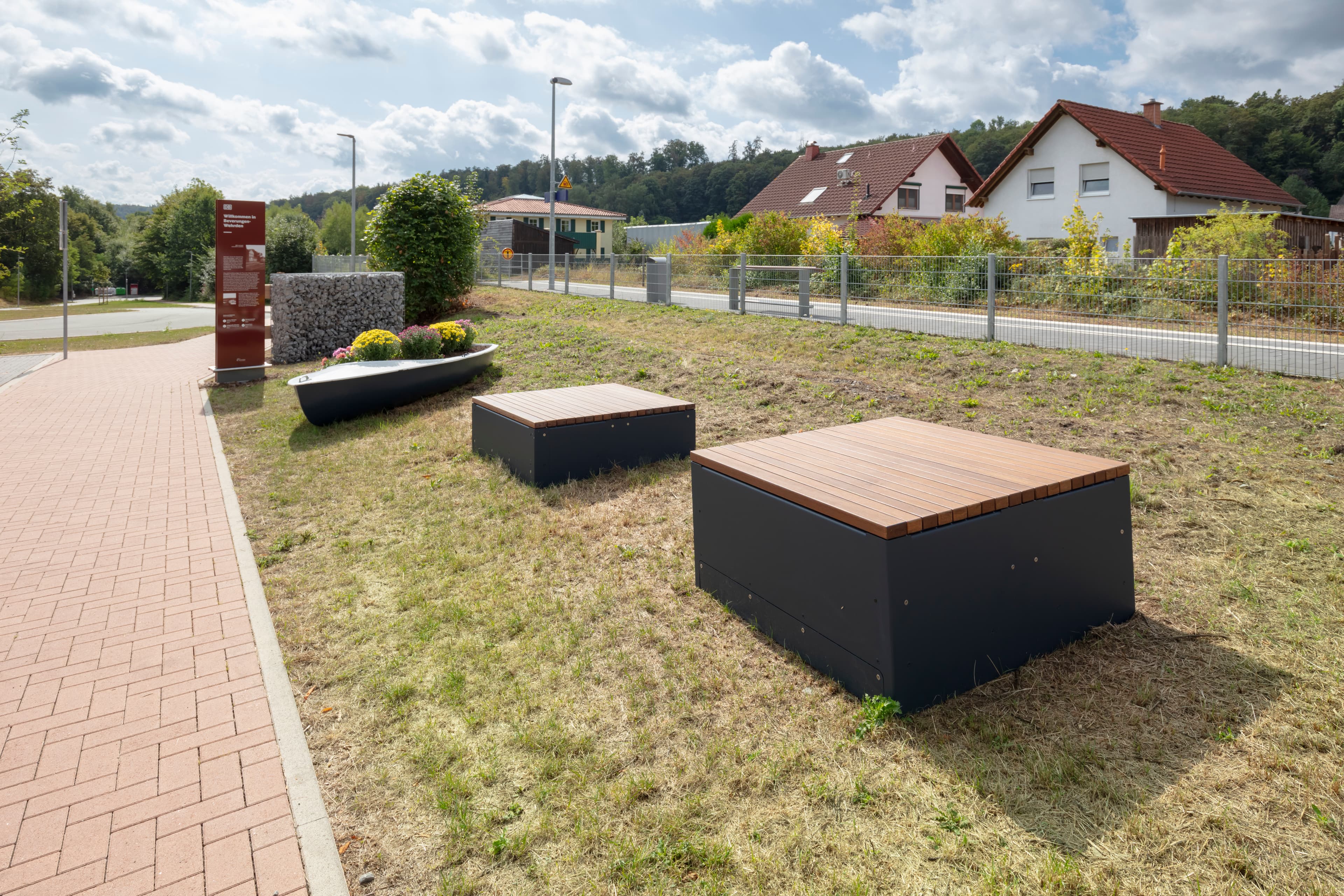Sitzgelegenheiten auf dem neugestalteten Bahnhofsvorplatz.